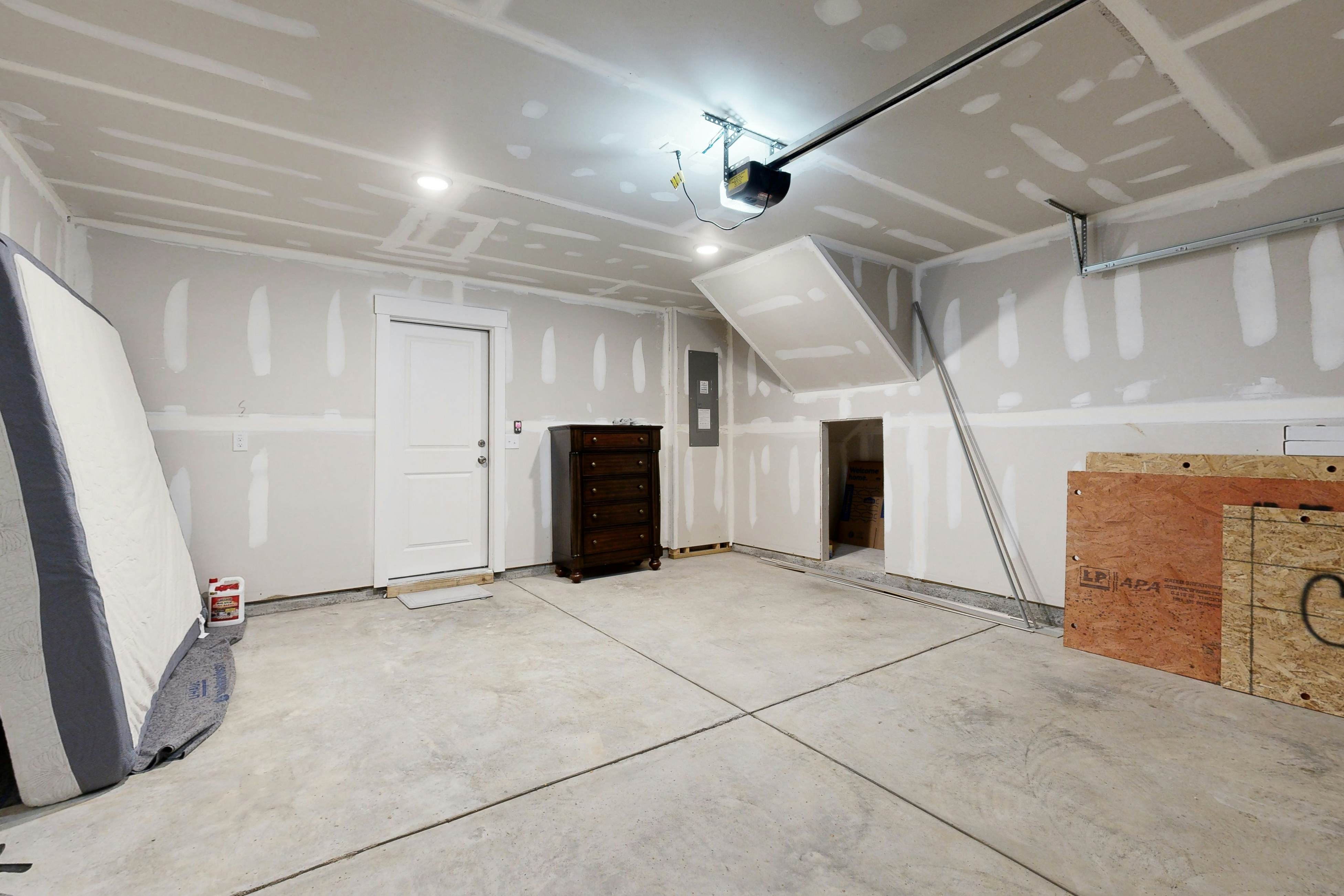 Charming townhouse with deck and washer/dryer, central AC, and WIFI