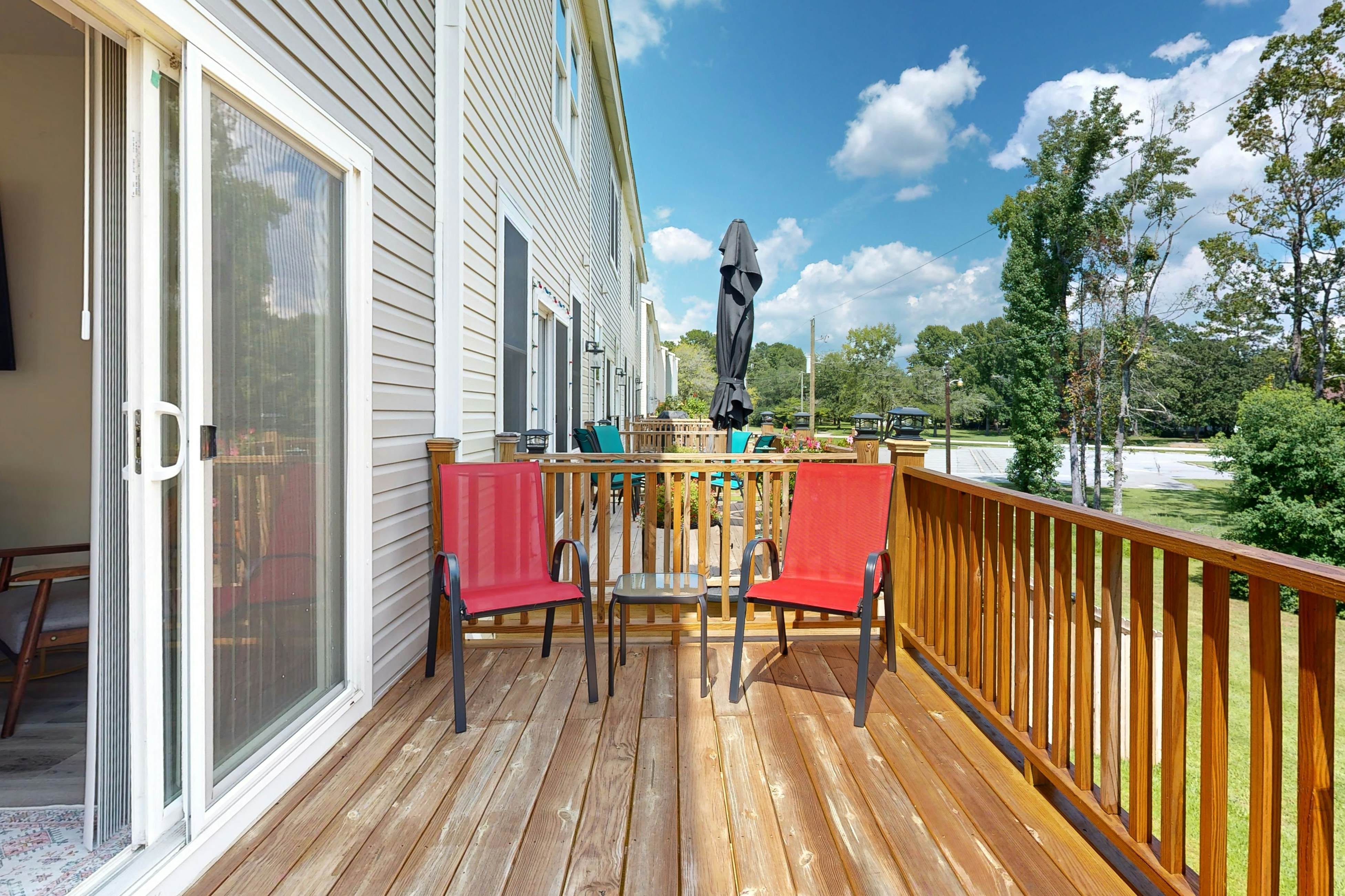 Charming townhouse with deck and washer/dryer, central AC, and WIFI
