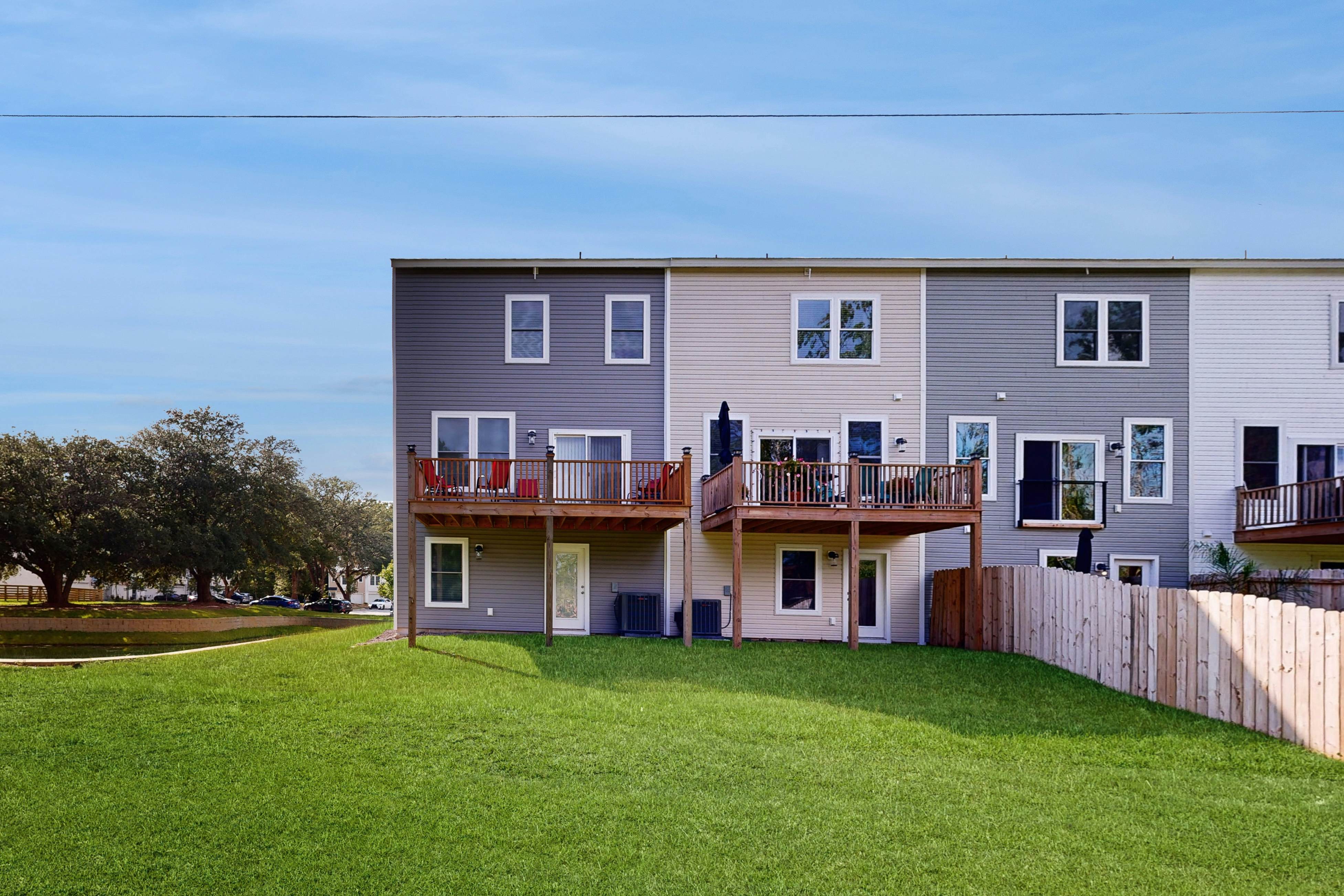 Charming townhouse with deck and washer/dryer, central AC, and WIFI