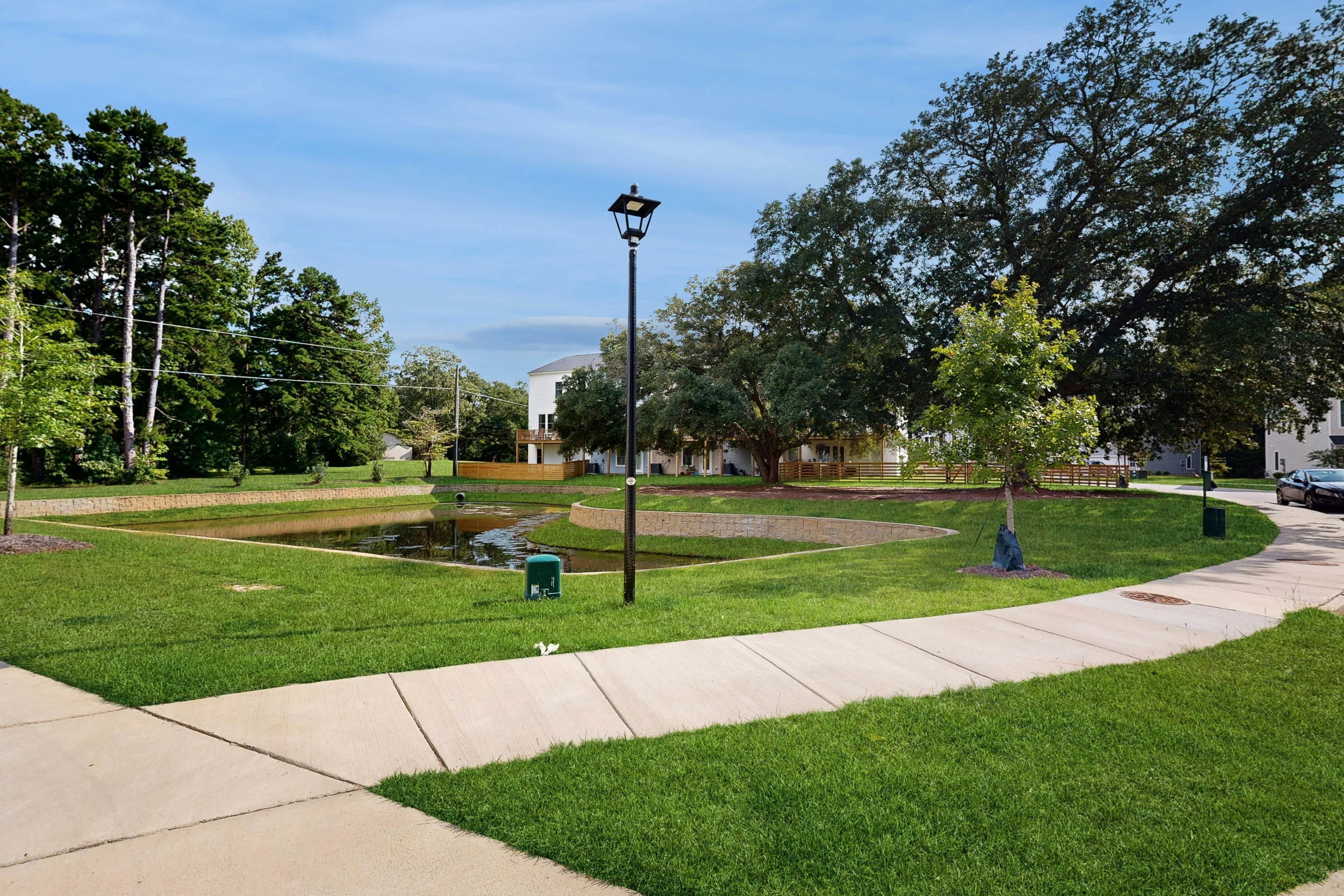 Charming townhouse with deck and washer/dryer, central AC, and WIFI