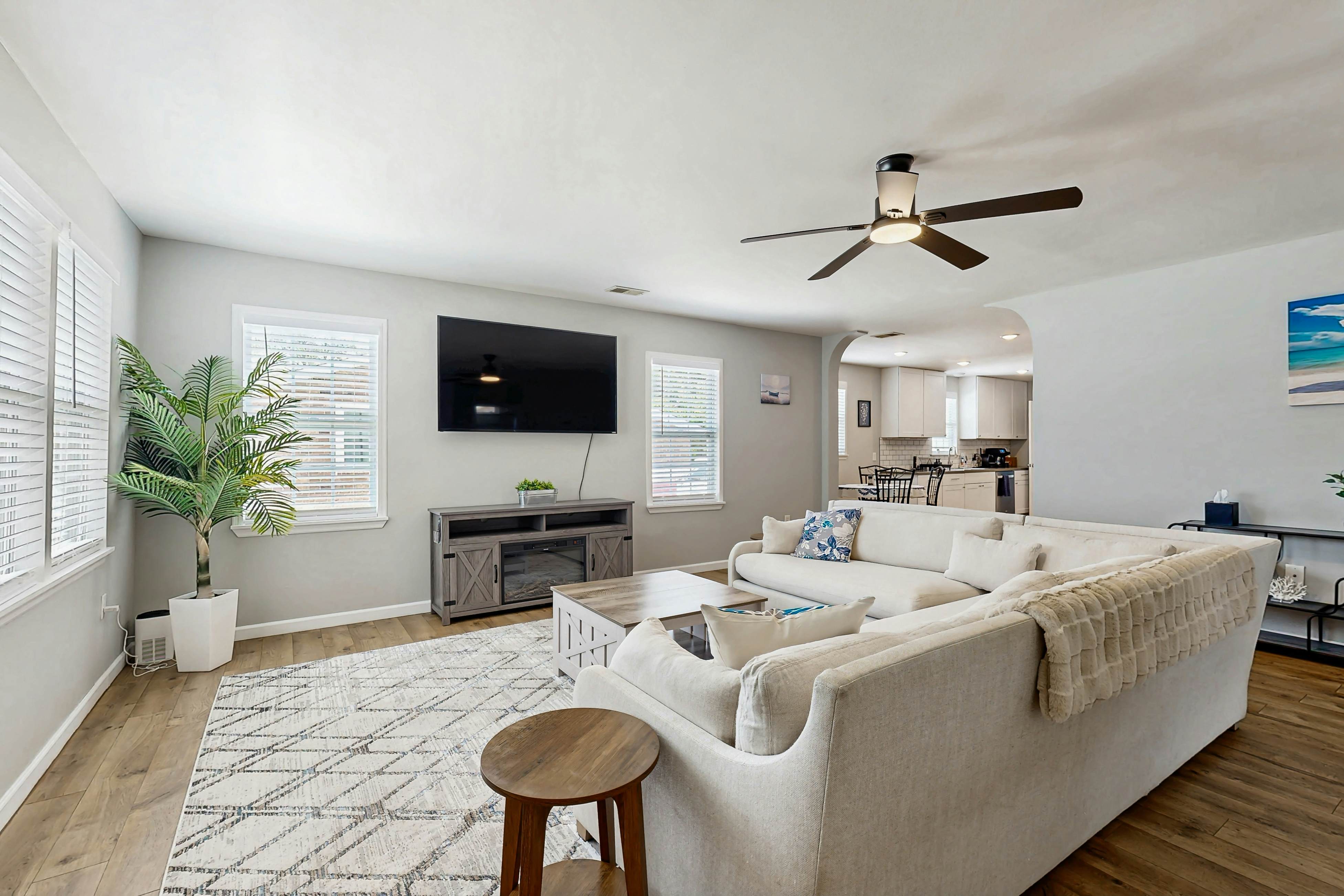 Hanahan home with close proximity to Park Circle, WiFi & dog-friendly