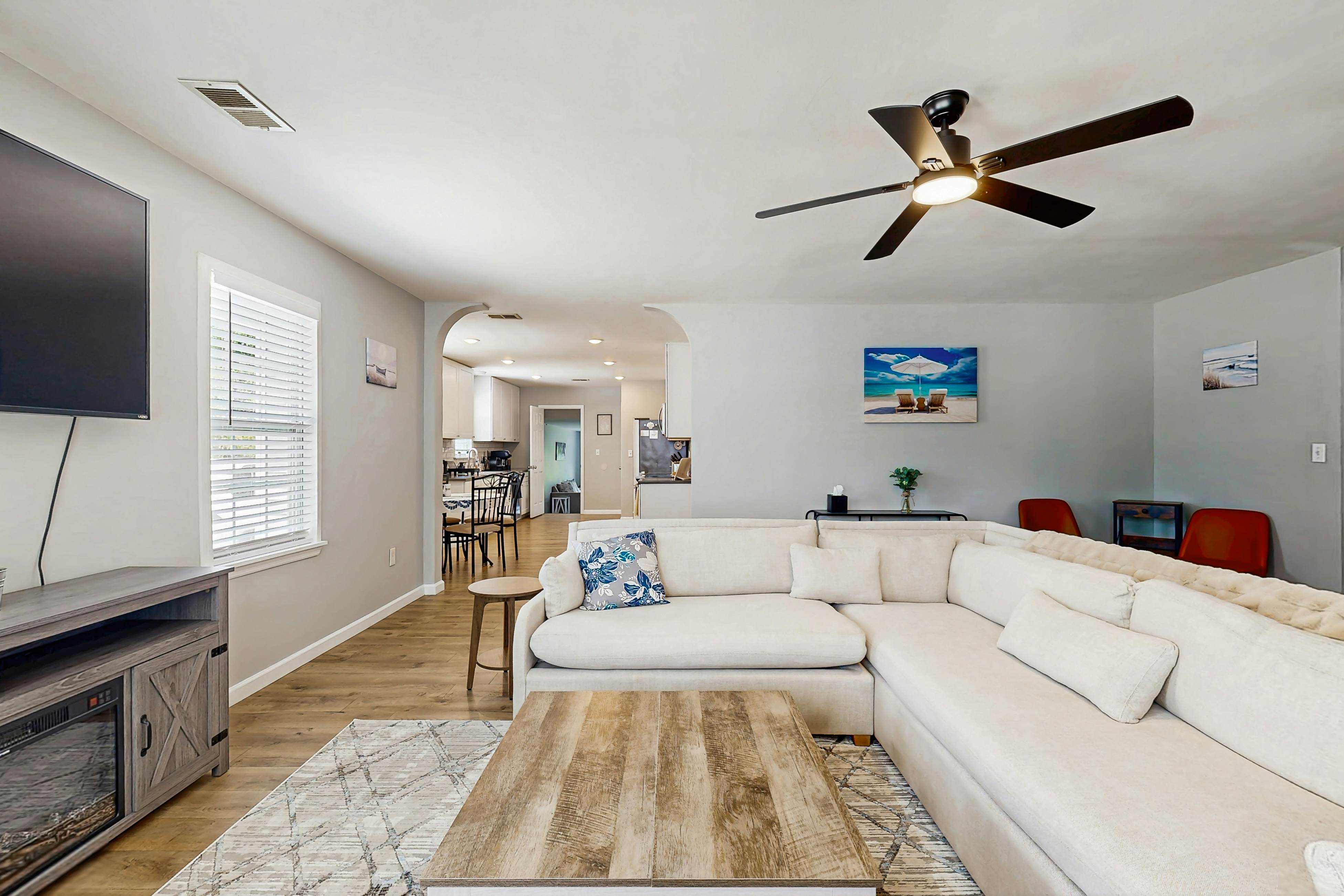 Hanahan home with close proximity to Park Circle, WiFi & dog-friendly