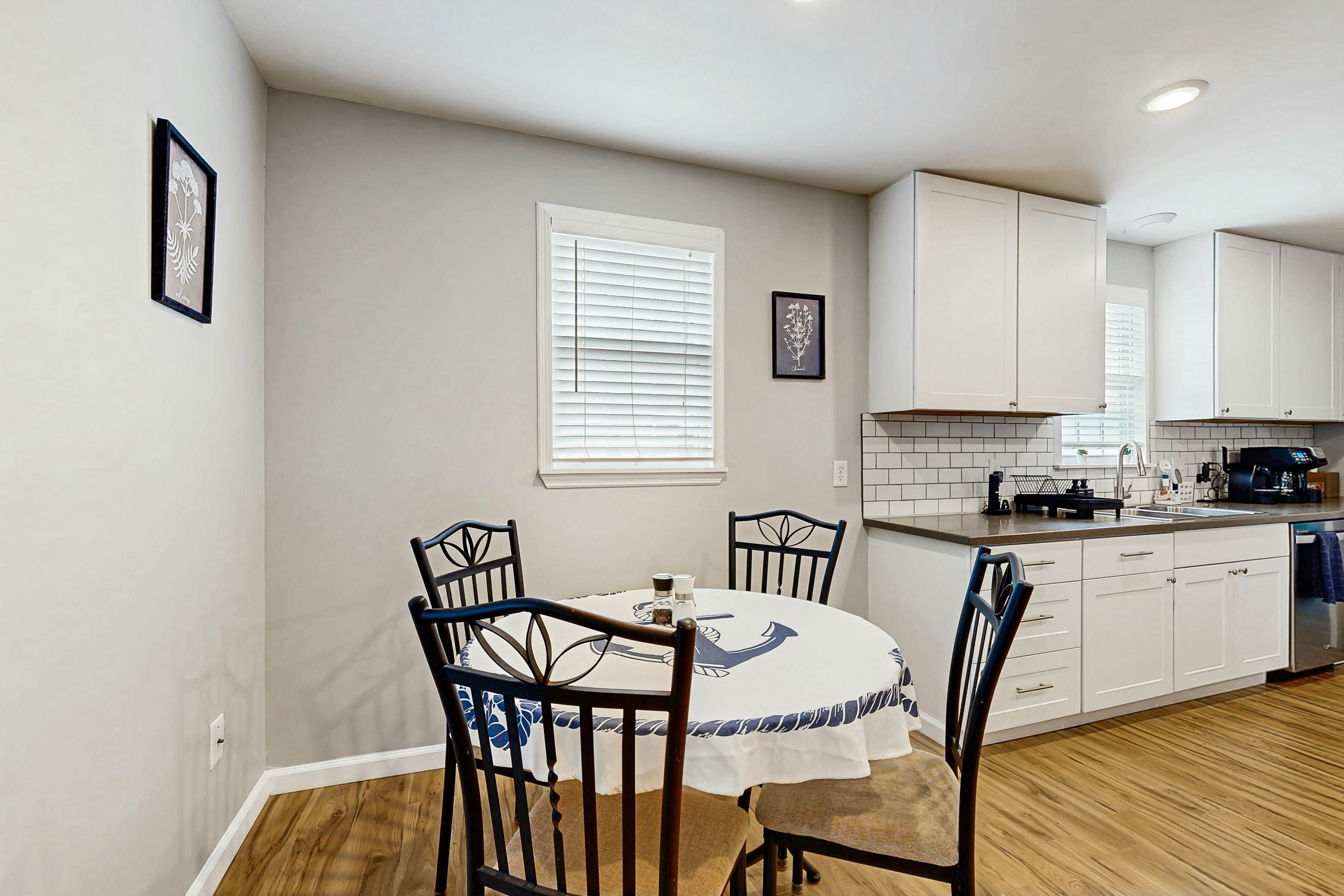 Hanahan home with close proximity to Park Circle, WiFi & dog-friendly