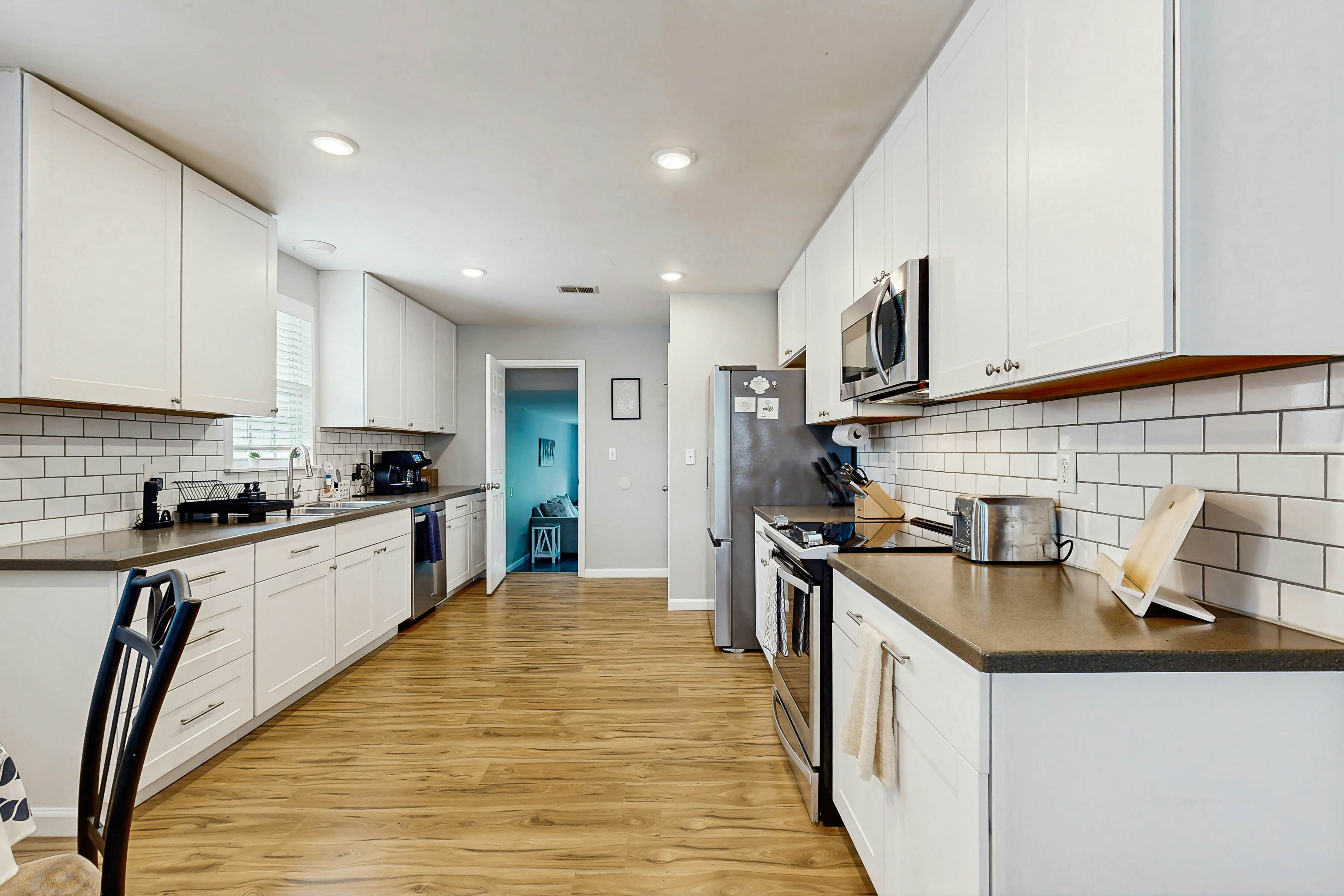 Hanahan home with close proximity to Park Circle, WiFi & dog-friendly