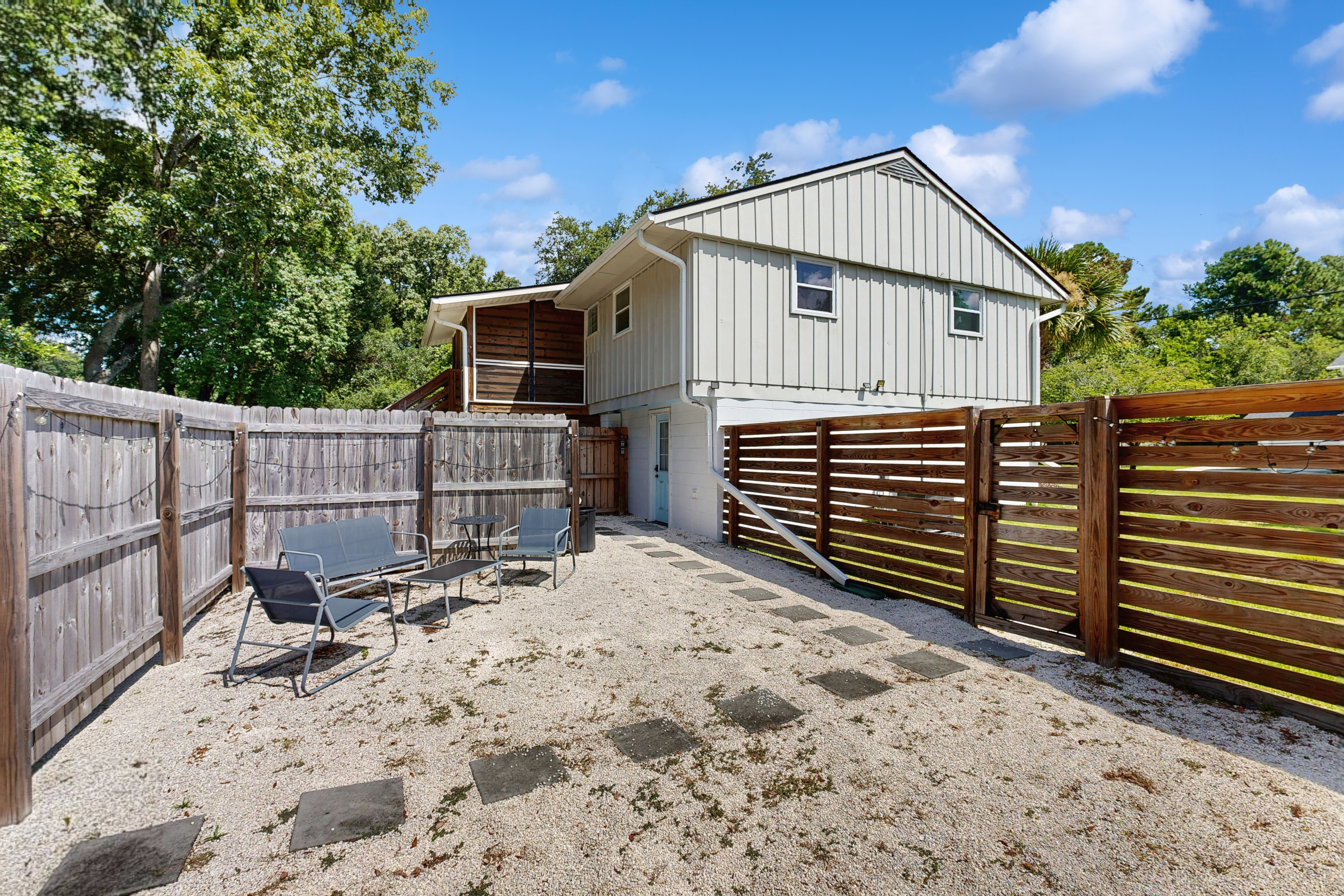 Cozy West Ashley Apartment- Close to shopping and Downtown Charleston