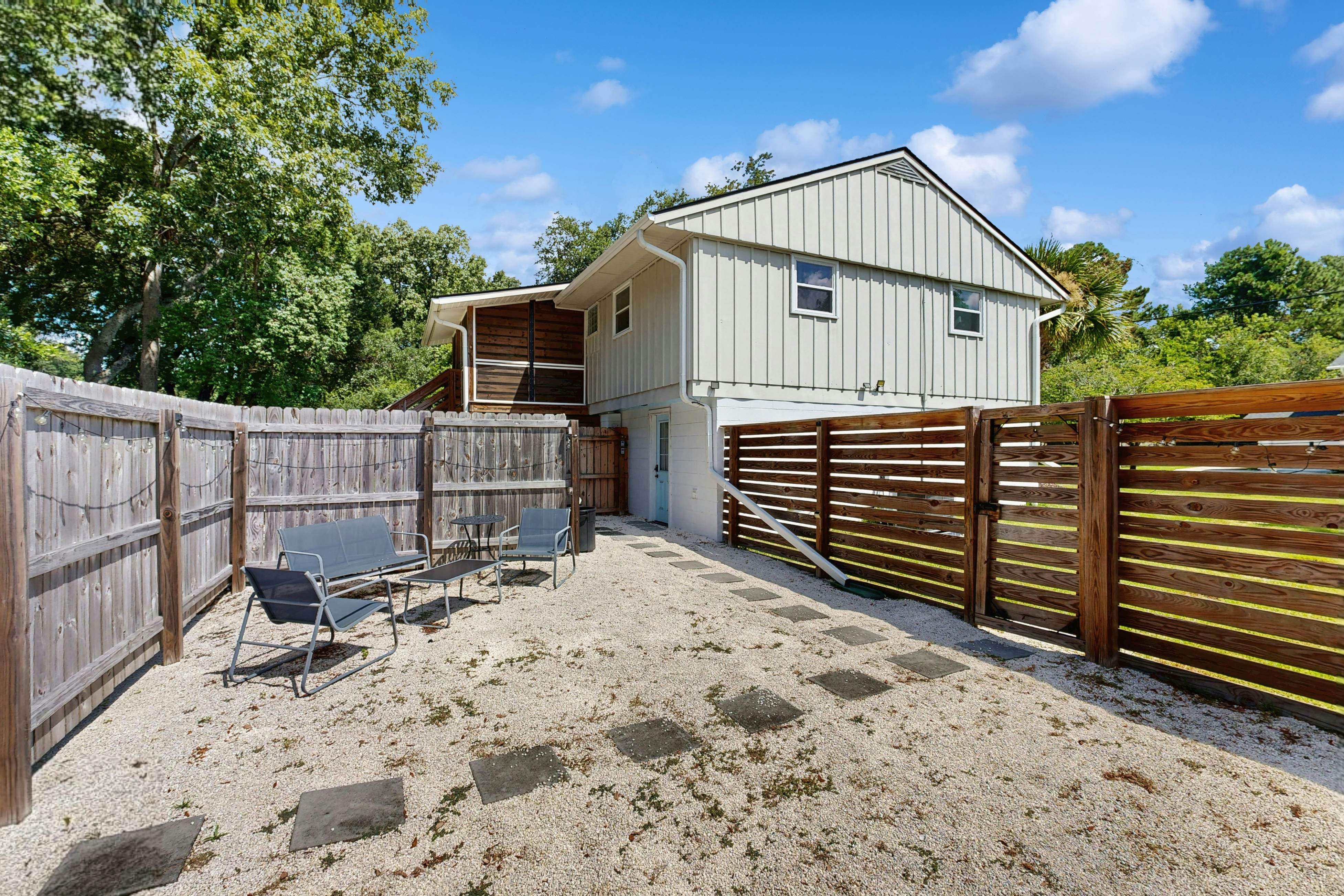 Cozy West Ashley Apartment- Close to shopping and Downtown Charleston