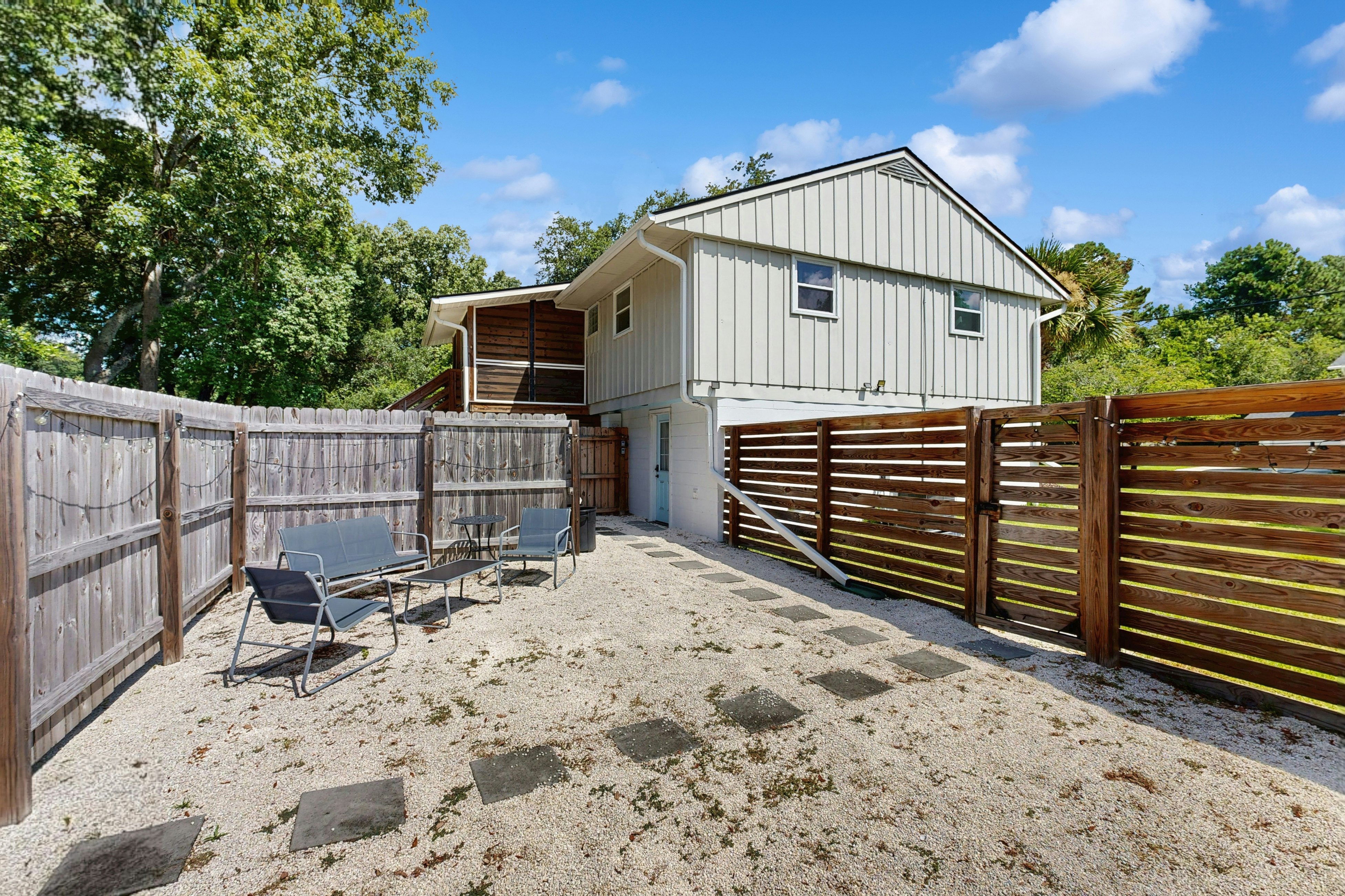 Cozy West Ashley Apartment- Close to shopping and Downtown Charleston