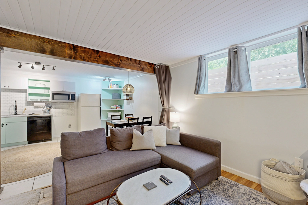 Cozy West Ashley Apartment- Close to shopping and Downtown Charleston