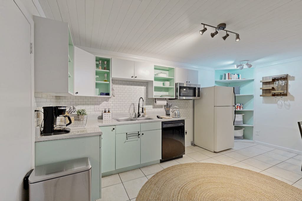 Cozy West Ashley Apartment- Close to shopping and Downtown Charleston