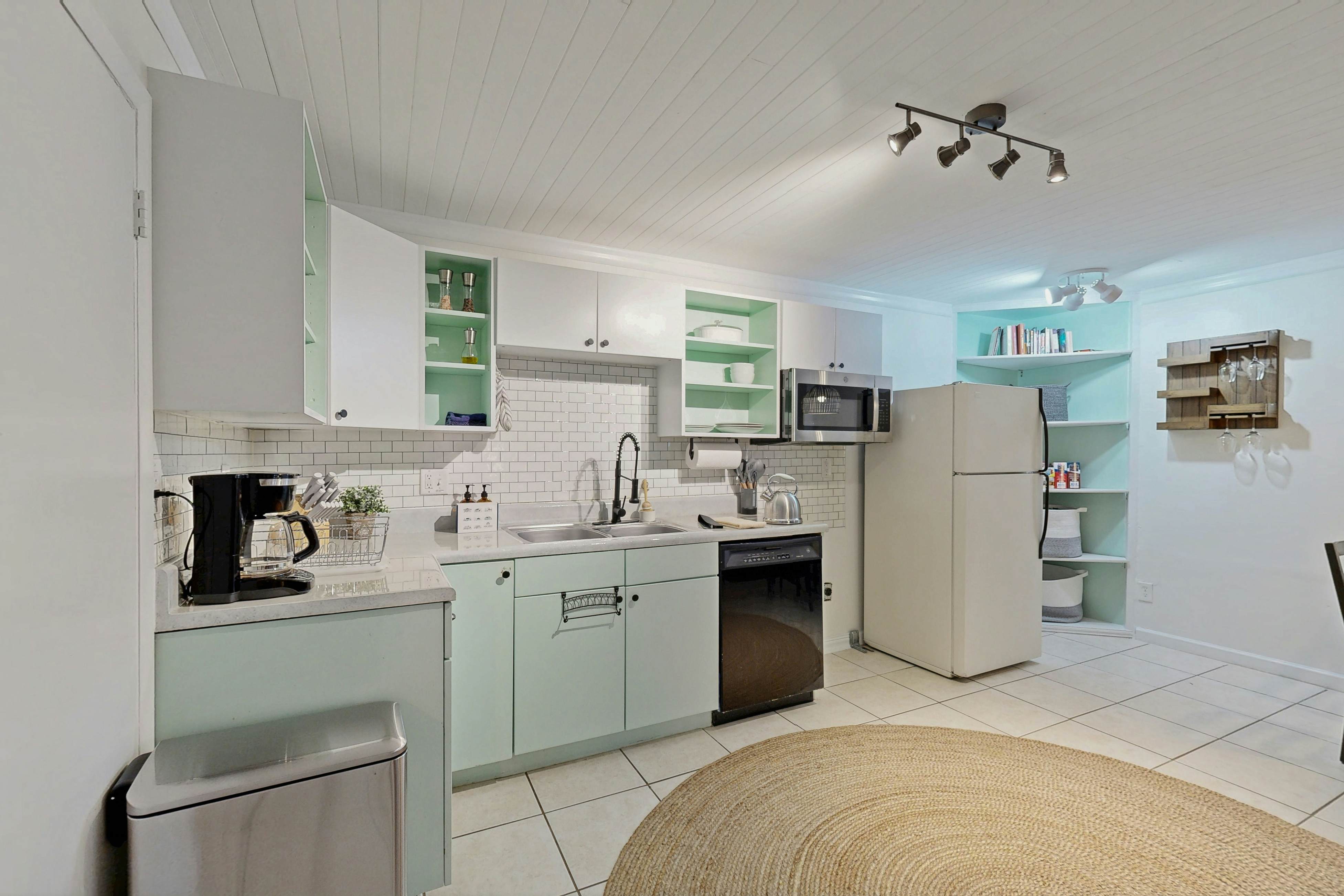 Cozy West Ashley Apartment- Close to shopping and Downtown Charleston