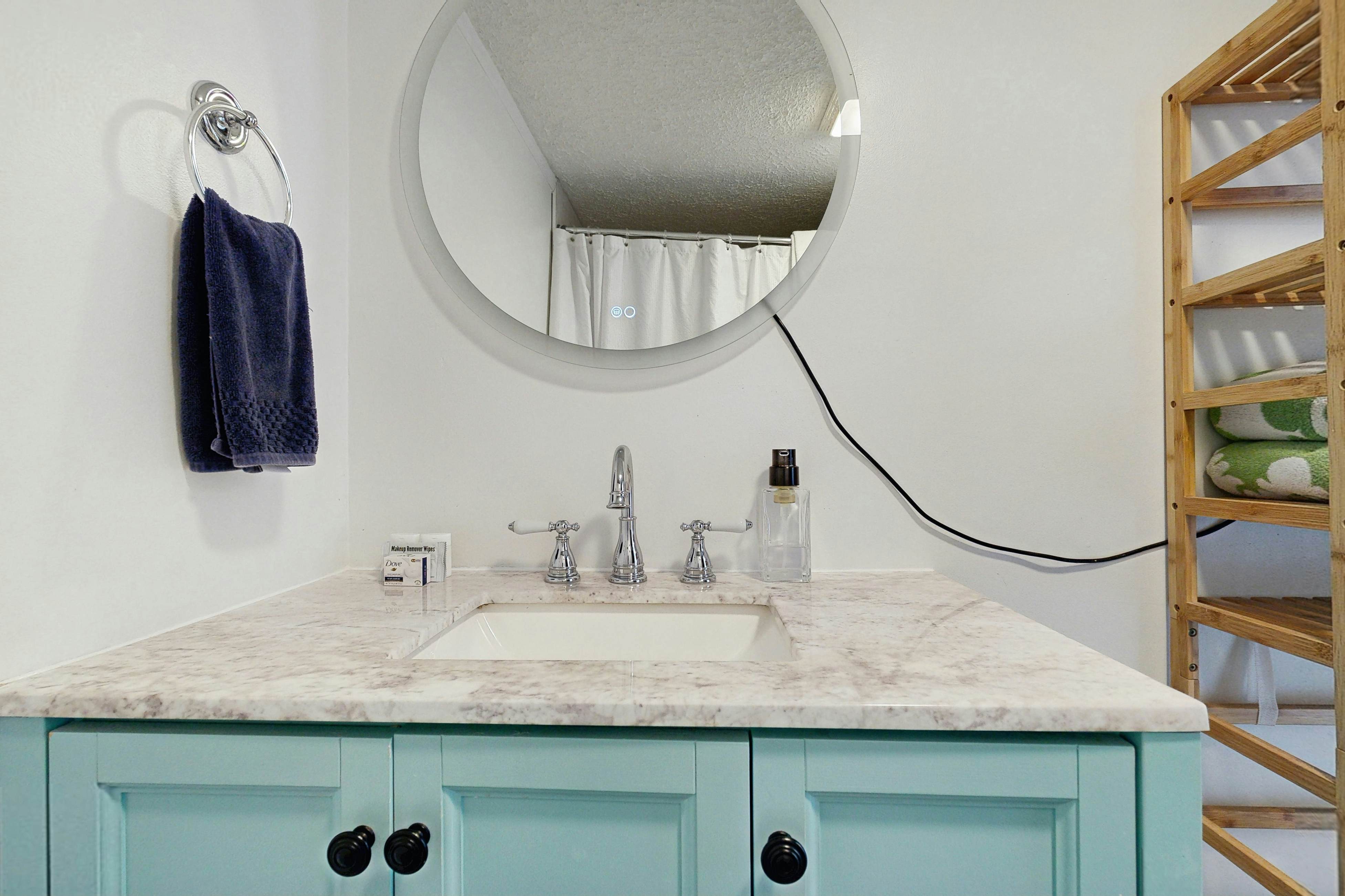 Cozy West Ashley Apartment- Close to shopping and Downtown Charleston