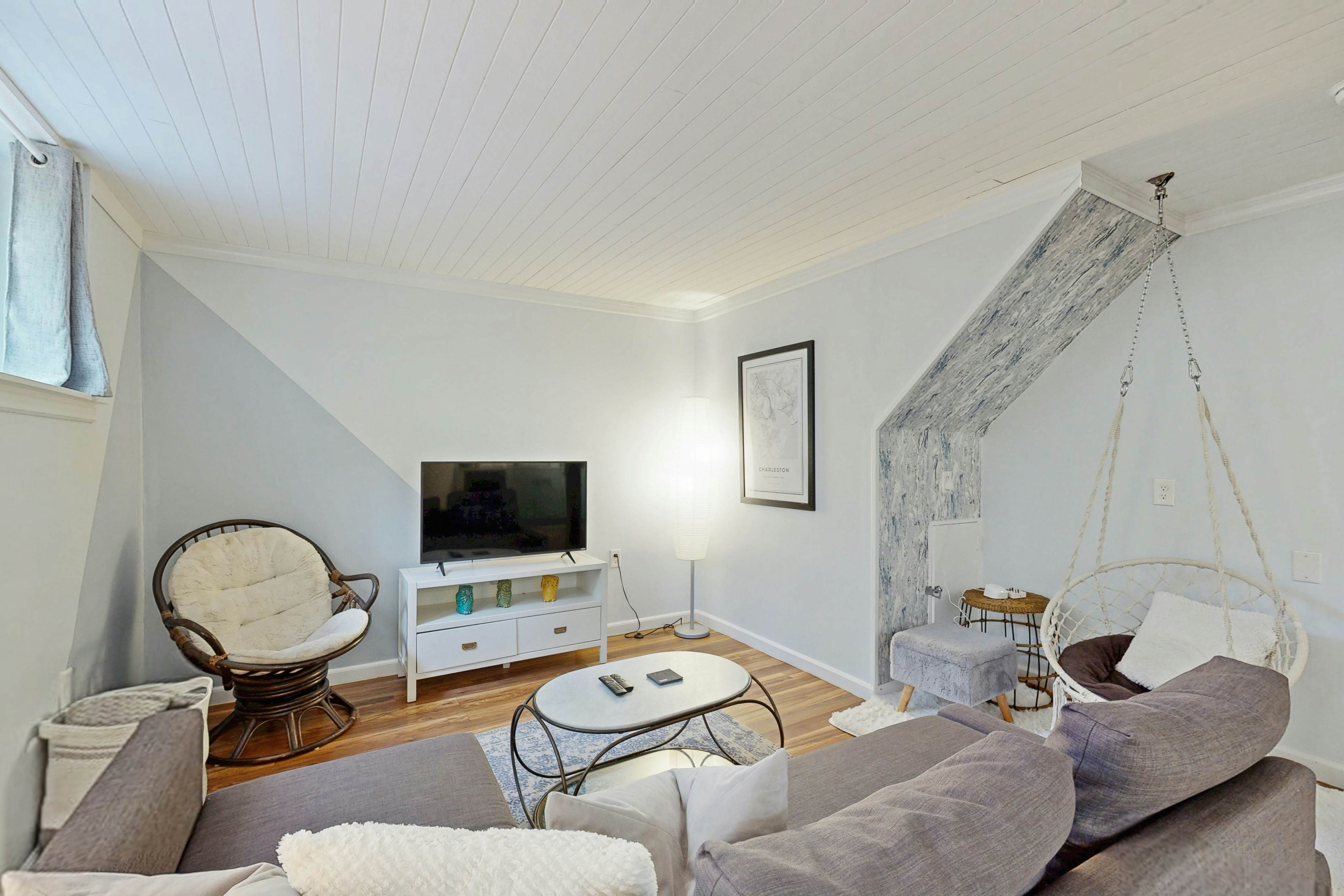 Cozy West Ashley Apartment- Close to shopping and Downtown Charleston