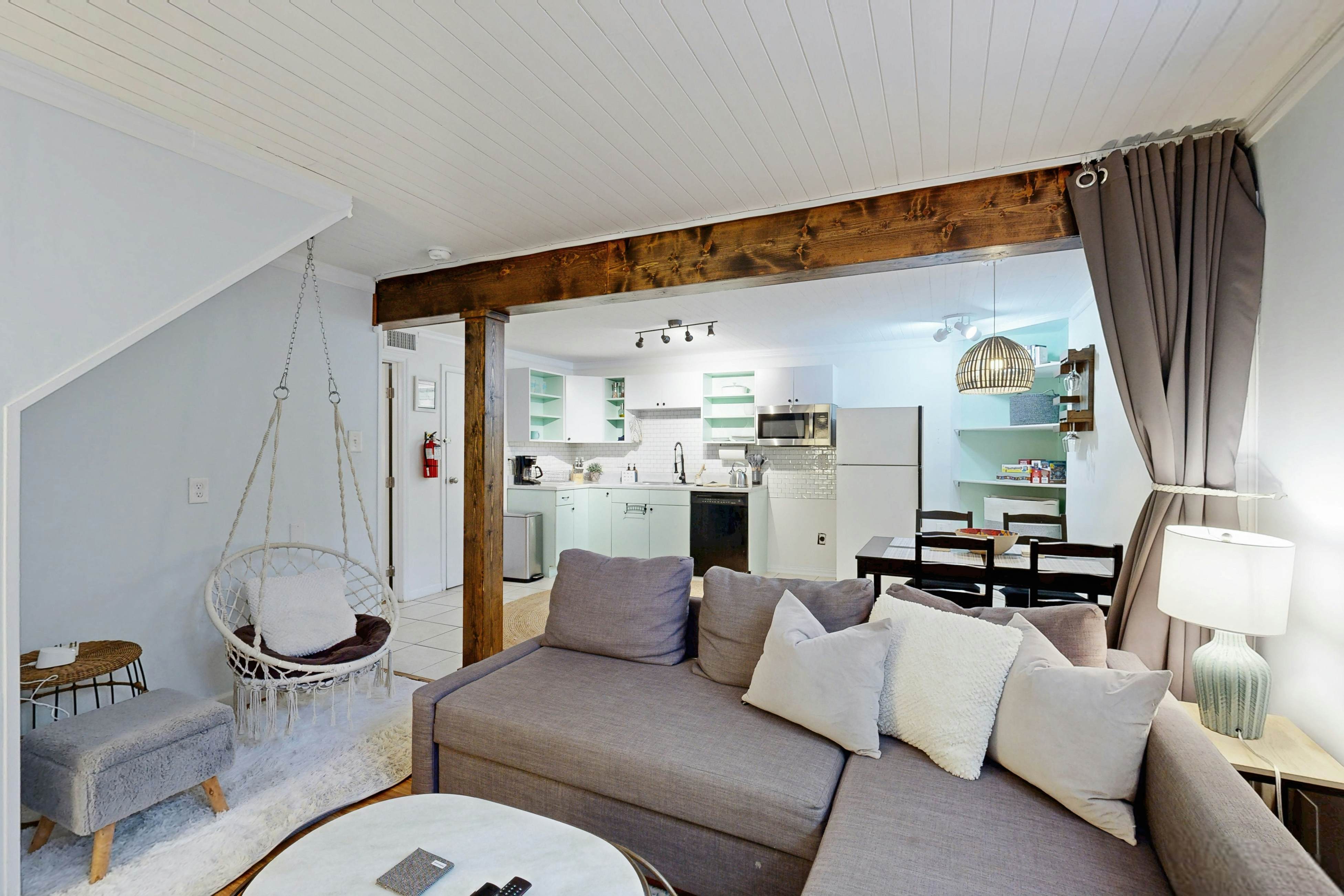 Cozy West Ashley Apartment- Close to shopping and Downtown Charleston