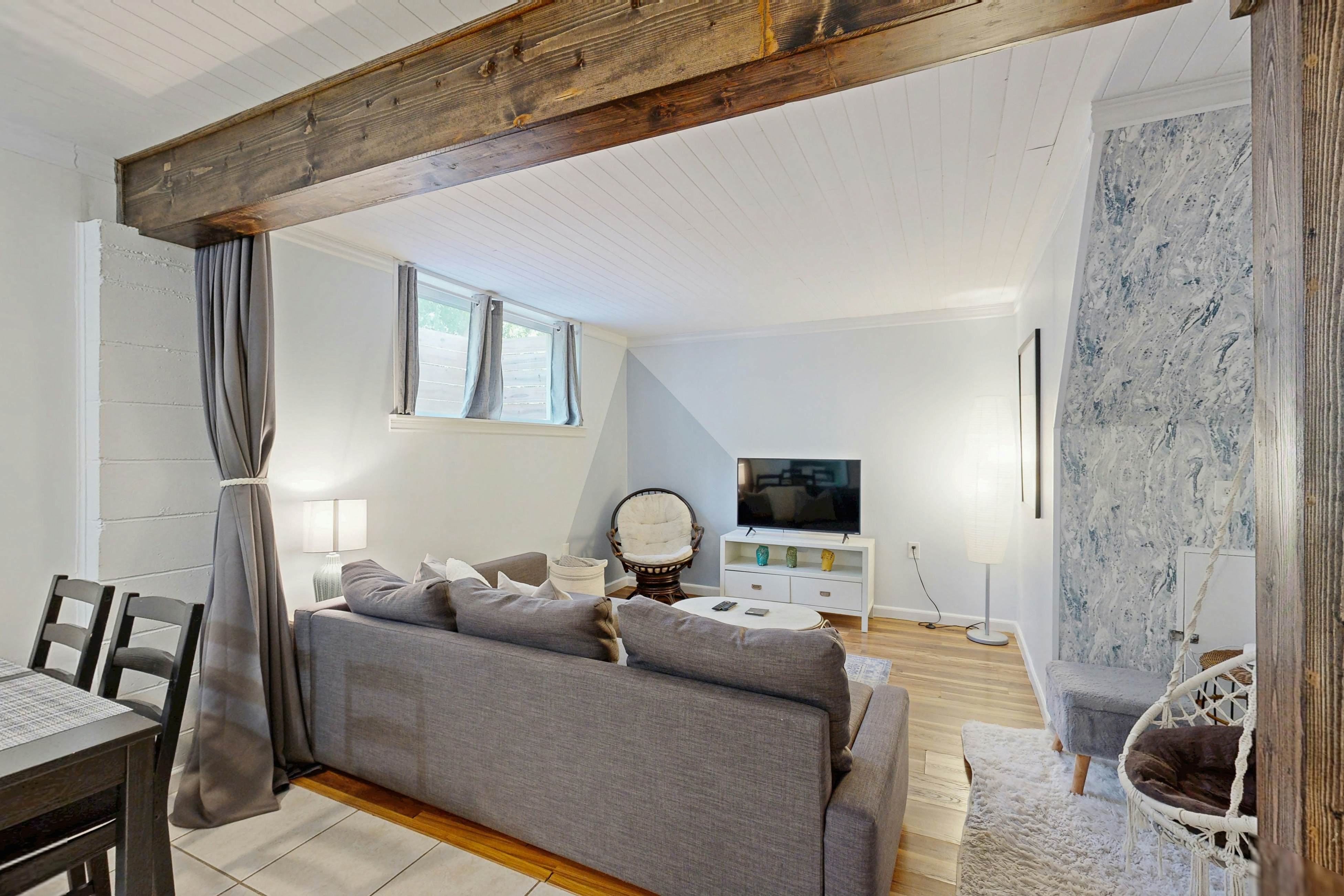 Cozy West Ashley Apartment- Close to shopping and Downtown Charleston