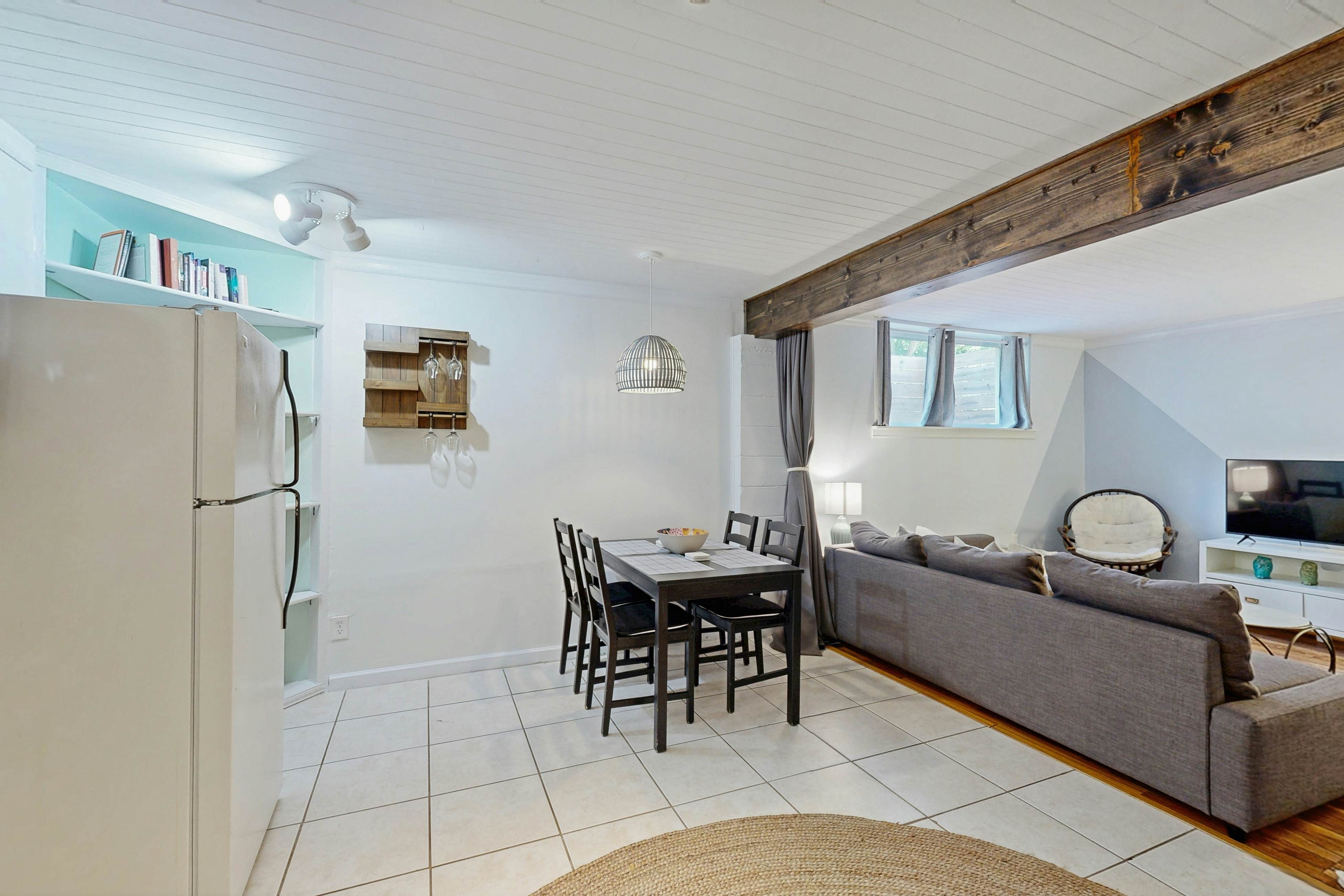 Cozy West Ashley Apartment- Close to shopping and Downtown Charleston