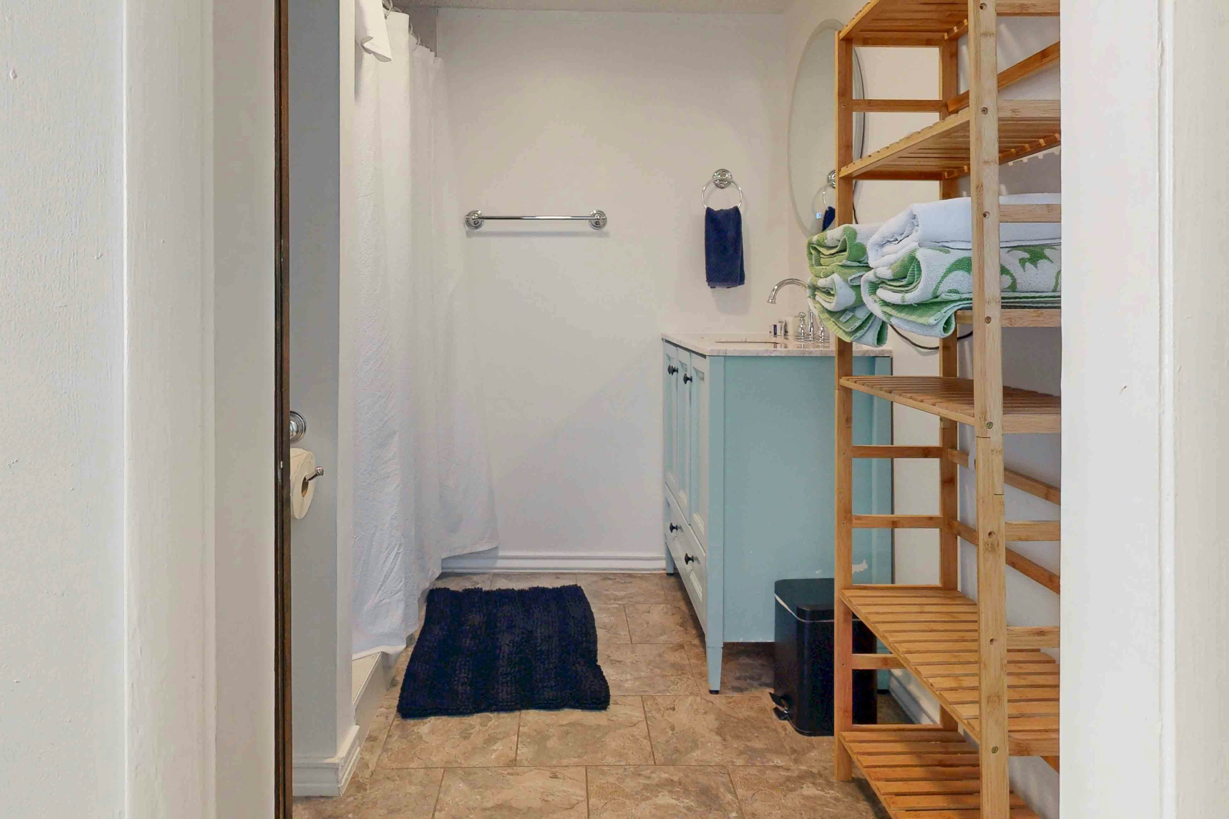 Cozy West Ashley Apartment- Close to shopping and Downtown Charleston