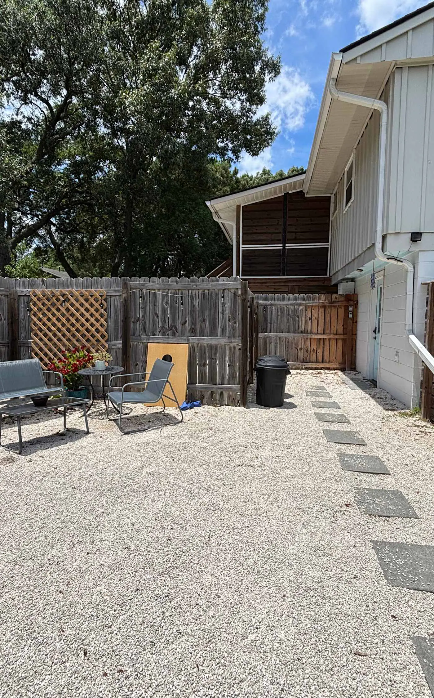 Cozy West Ashley Apartment- Close to shopping and Downtown Charleston