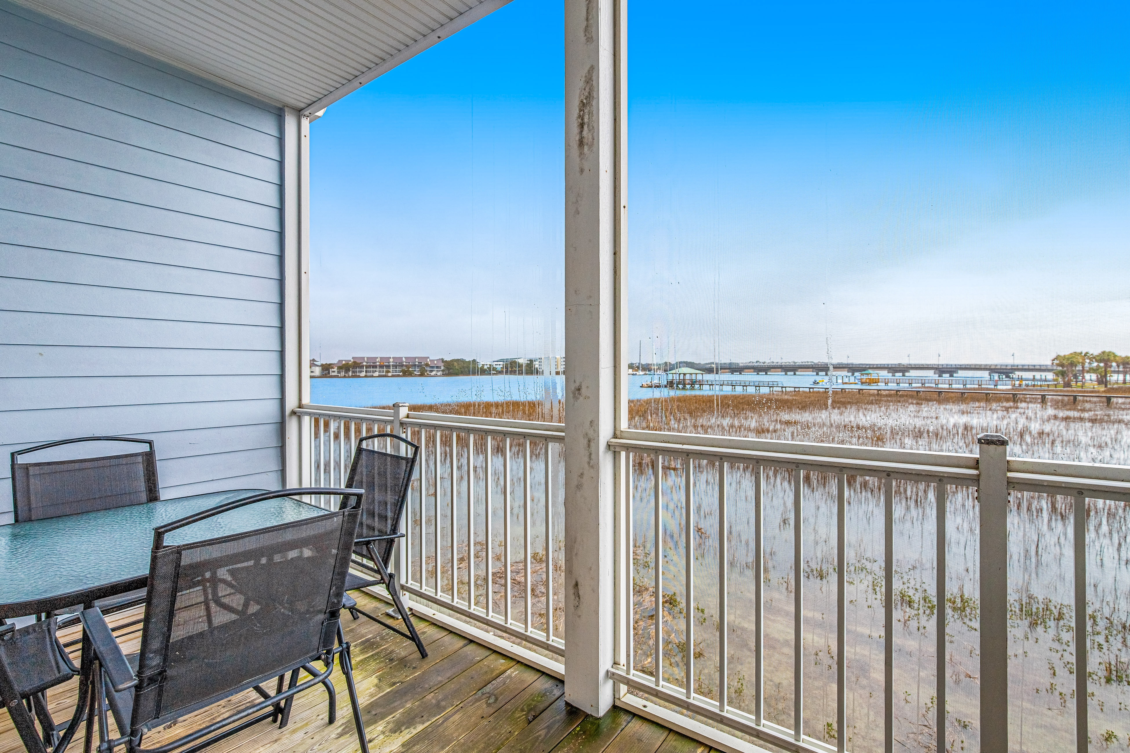 Townhouse with marsh & river views - access to crabbing dock & pool