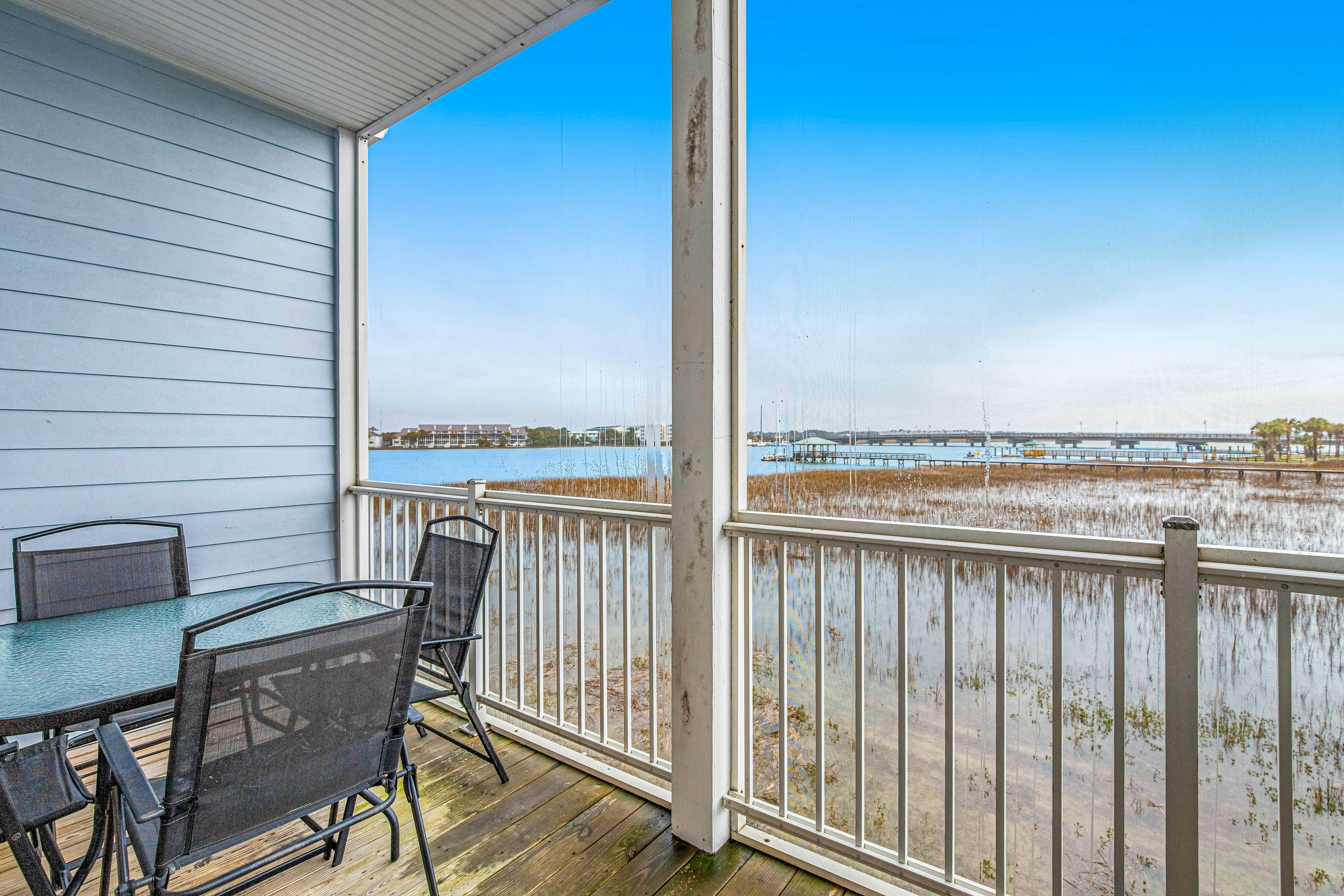 Townhouse with marsh & river views - access to crabbing dock & pool