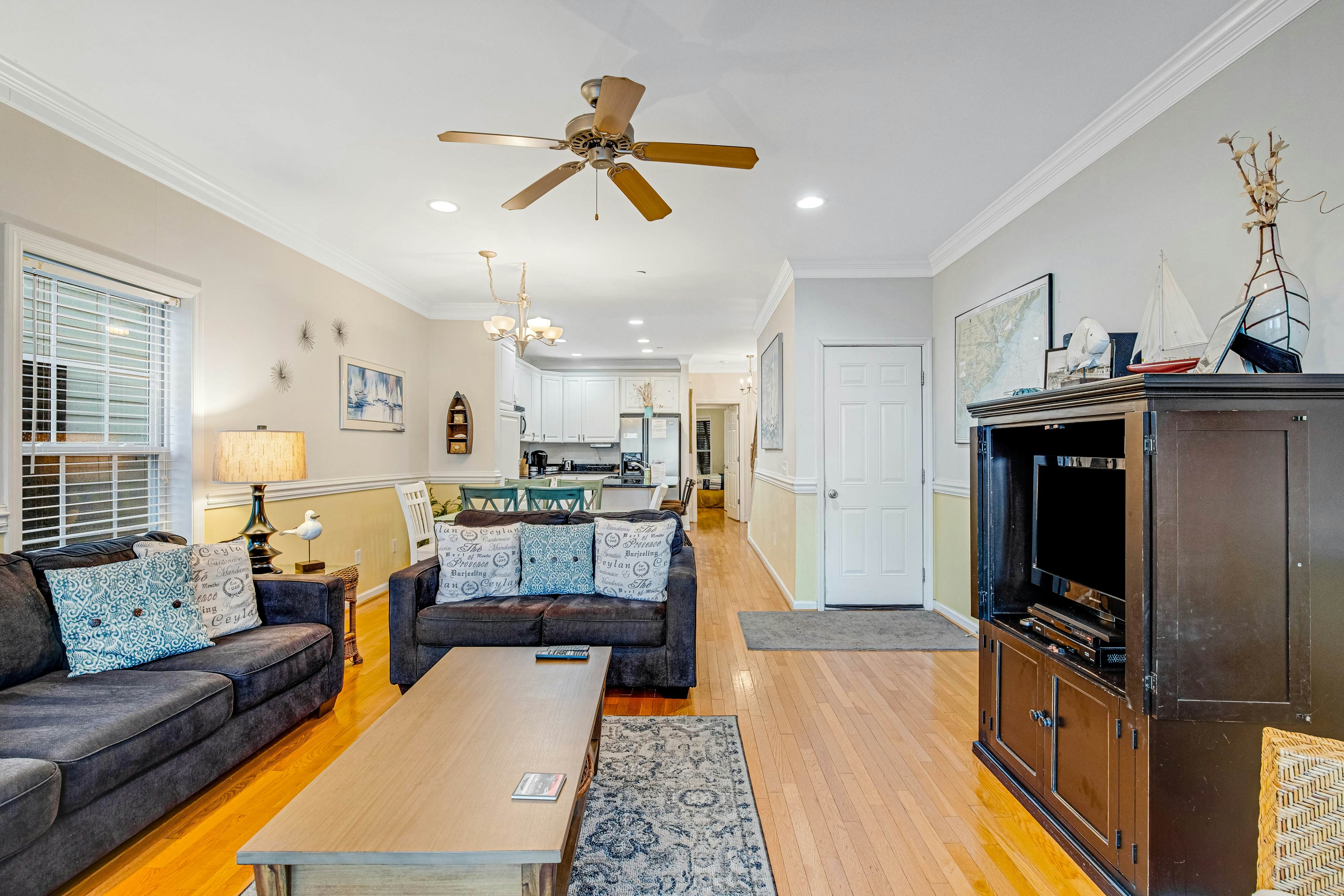 Townhouse with marsh & river views - access to crabbing dock & pool