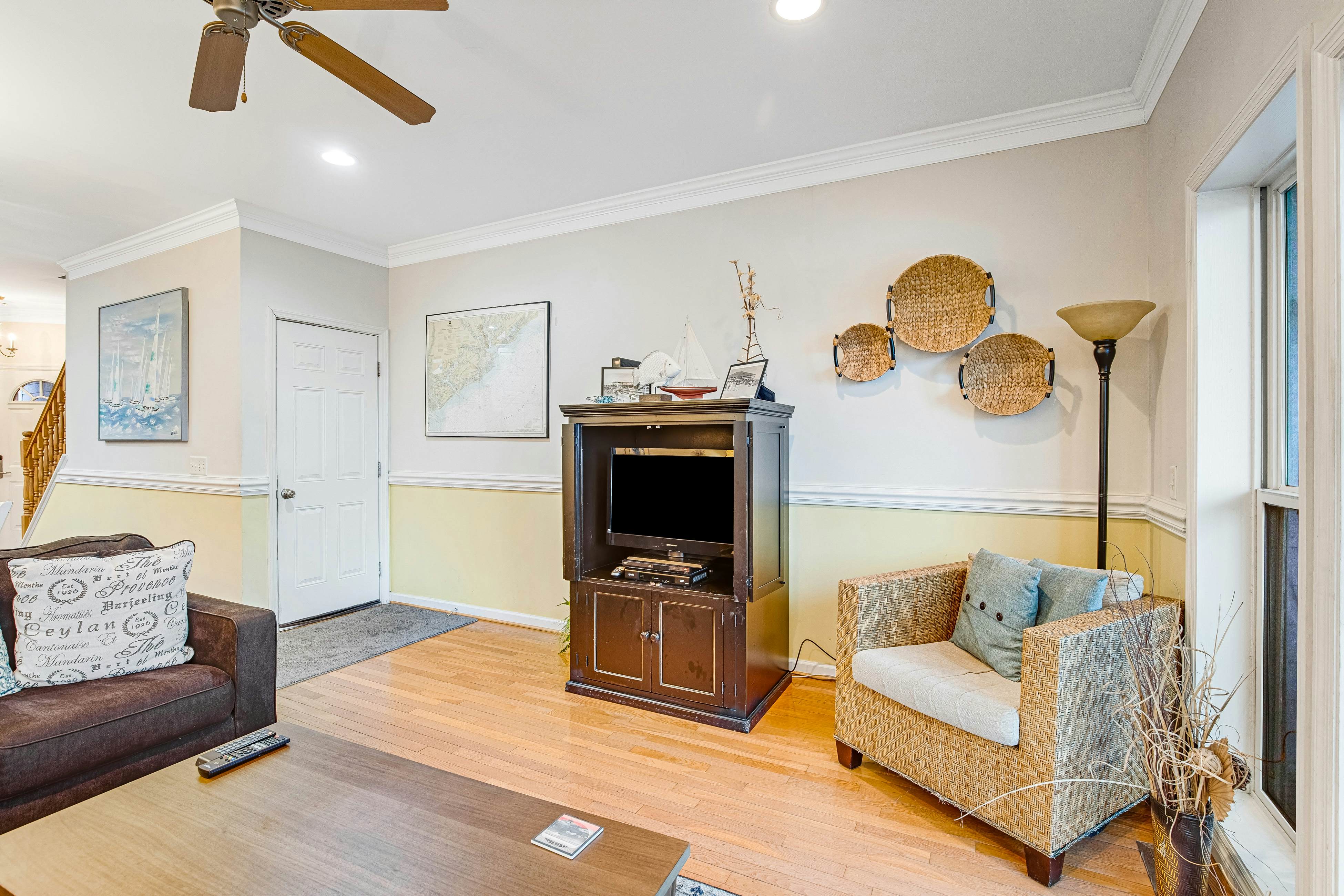 Townhouse with marsh & river views - access to crabbing dock & pool