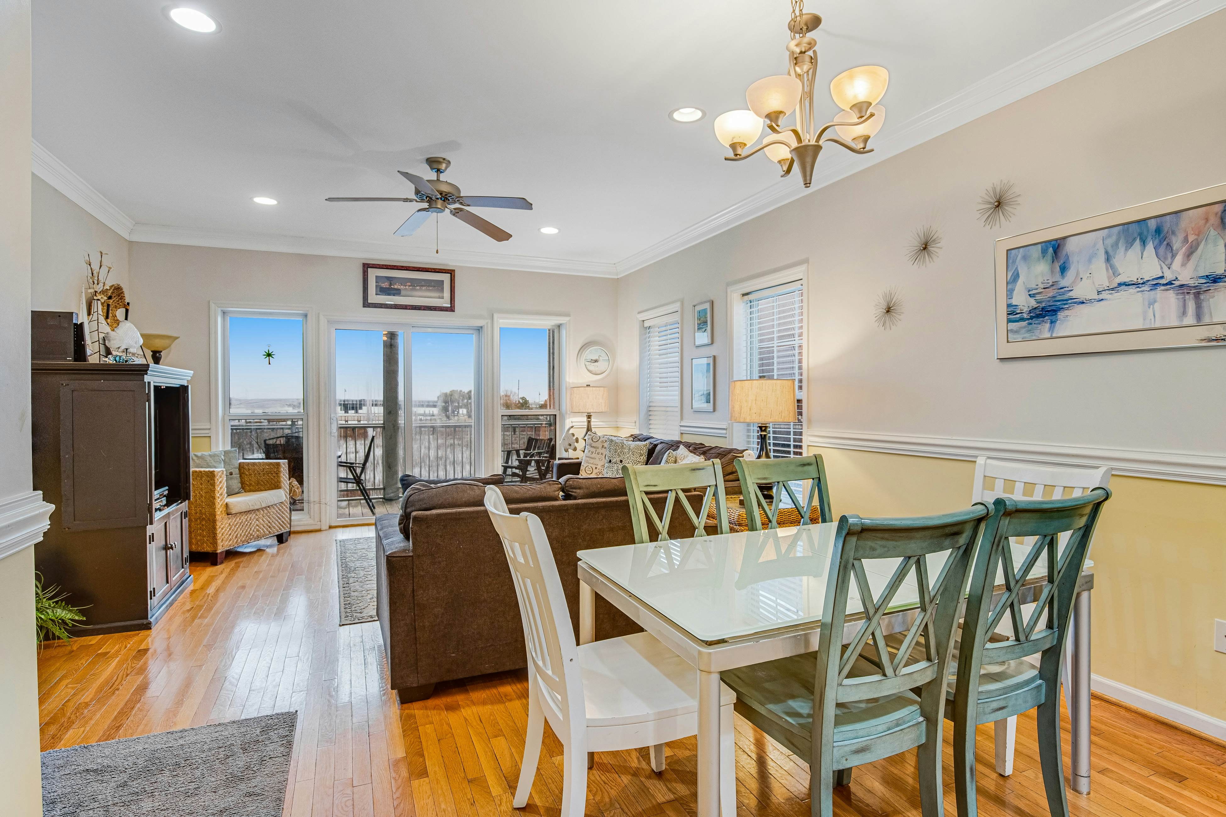 Townhouse with marsh & river views - access to crabbing dock & pool