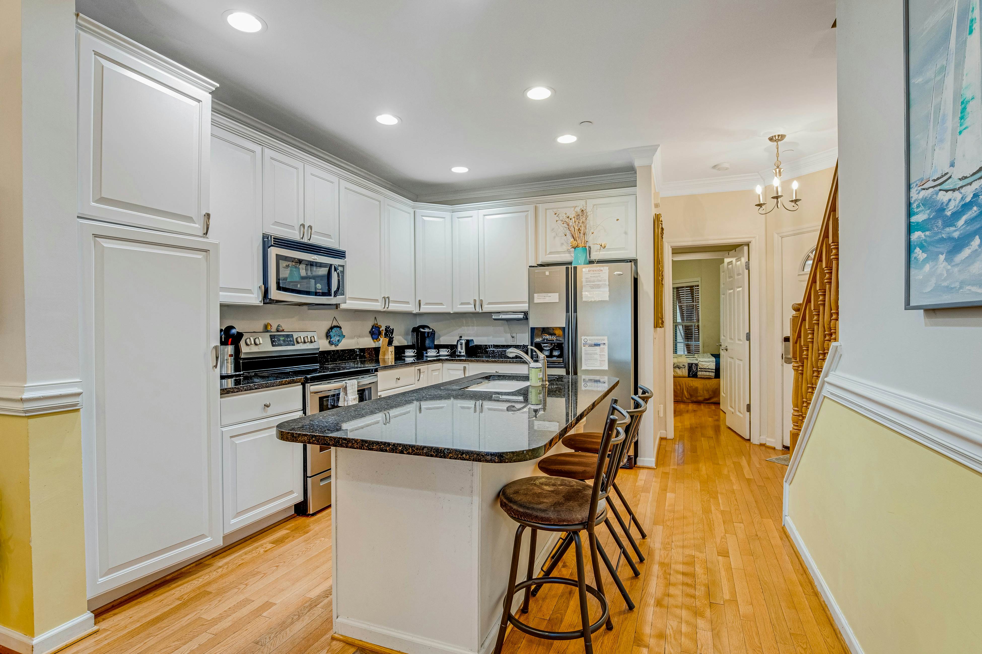 Townhouse with marsh & river views - access to crabbing dock & pool