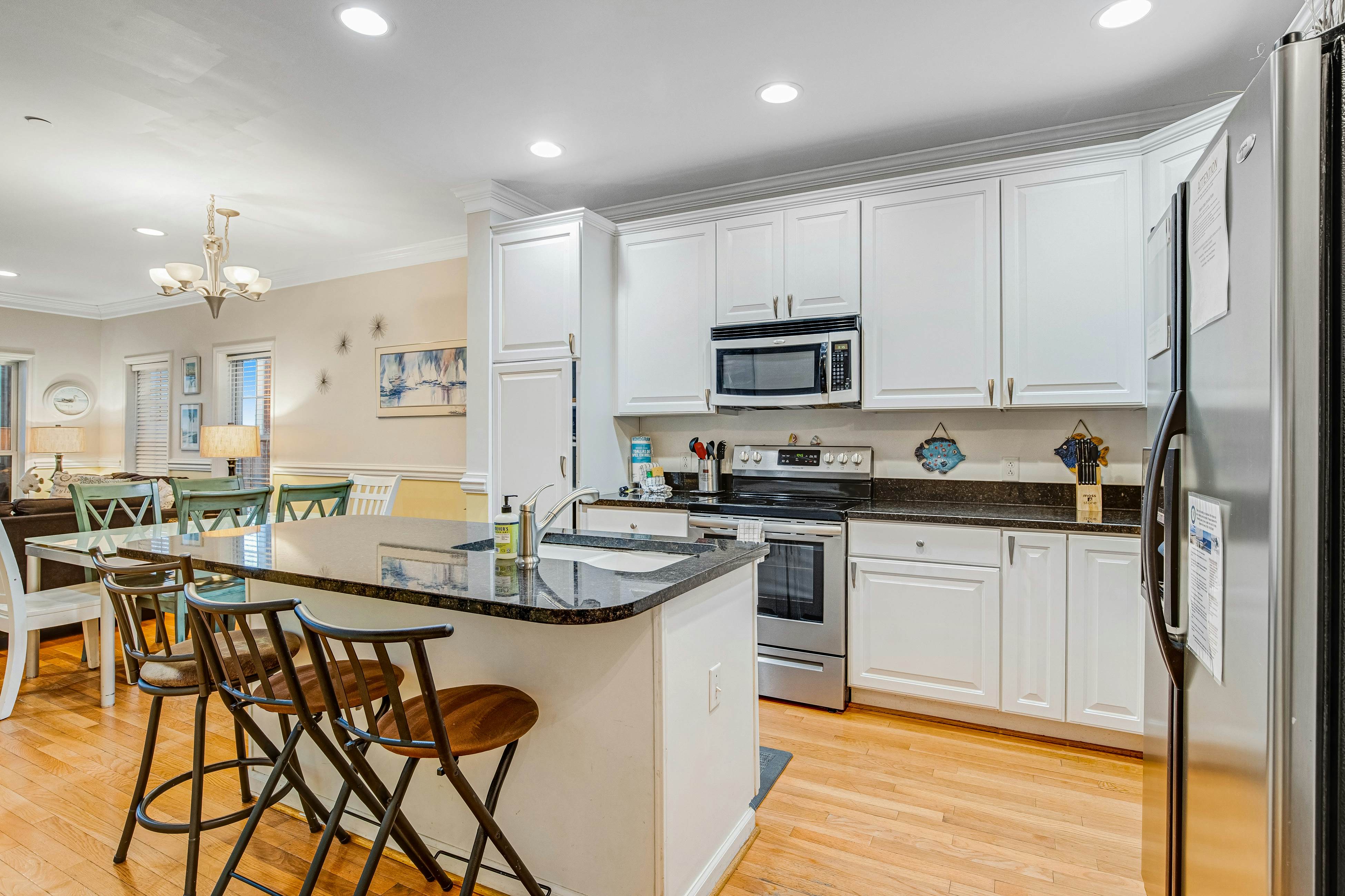 Townhouse with marsh & river views - access to crabbing dock & pool