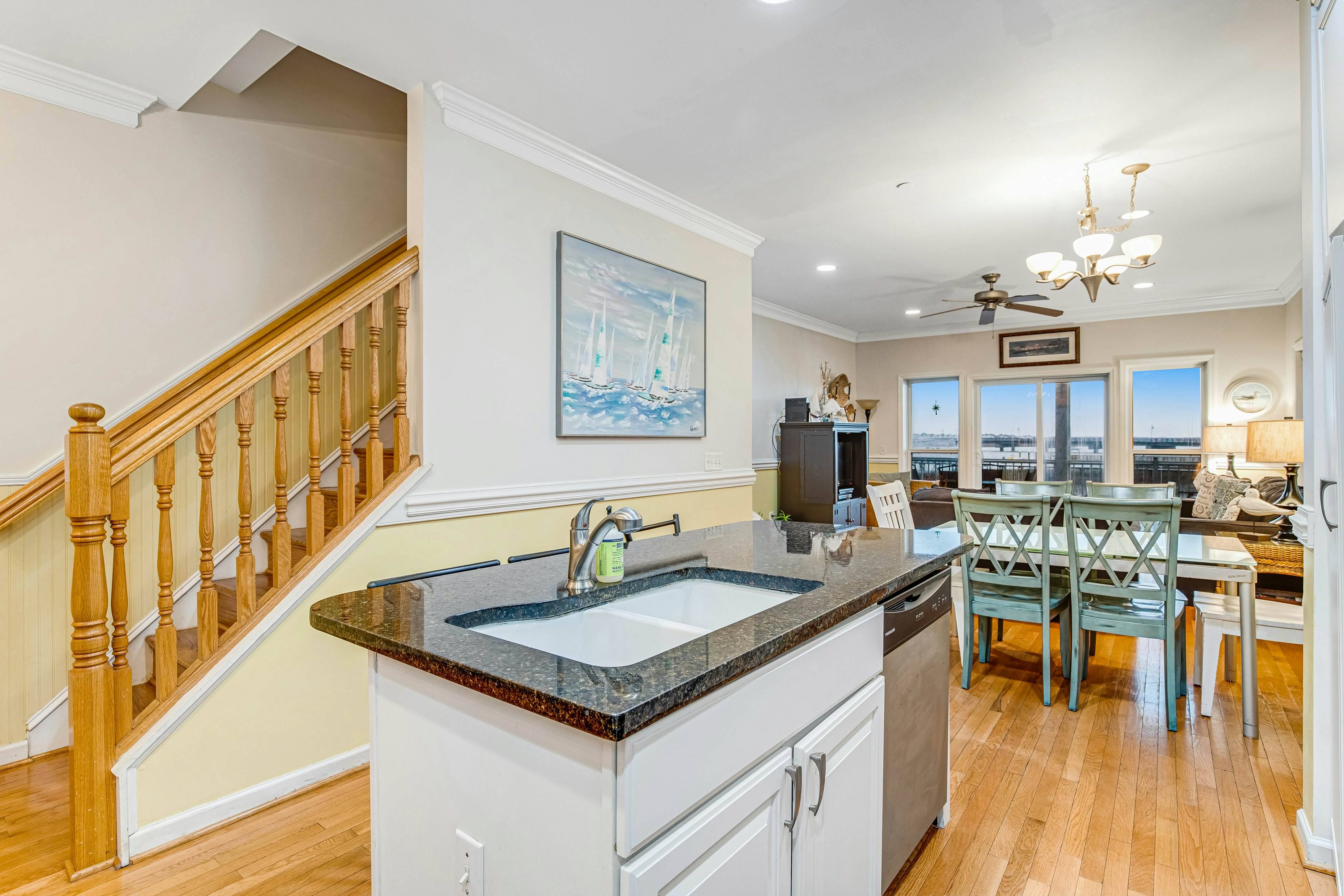 Townhouse with marsh & river views - access to crabbing dock & pool