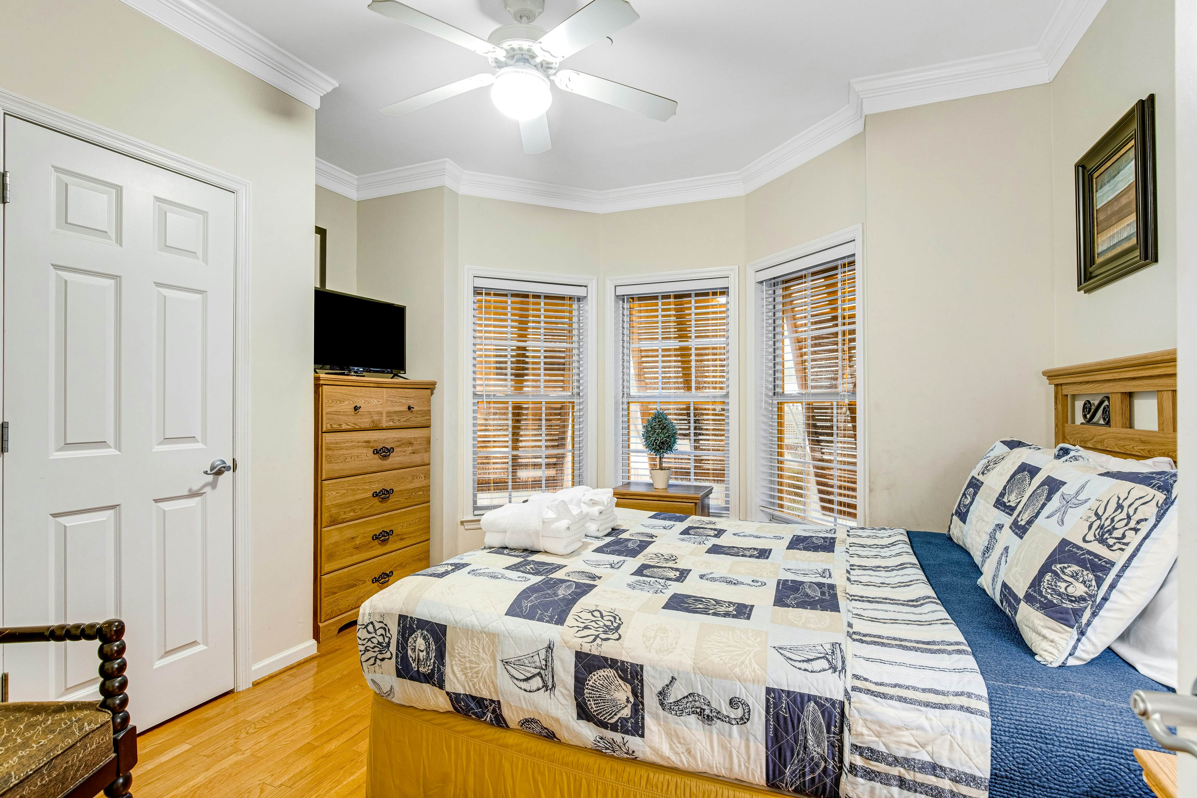 Townhouse with marsh & river views - access to crabbing dock & pool