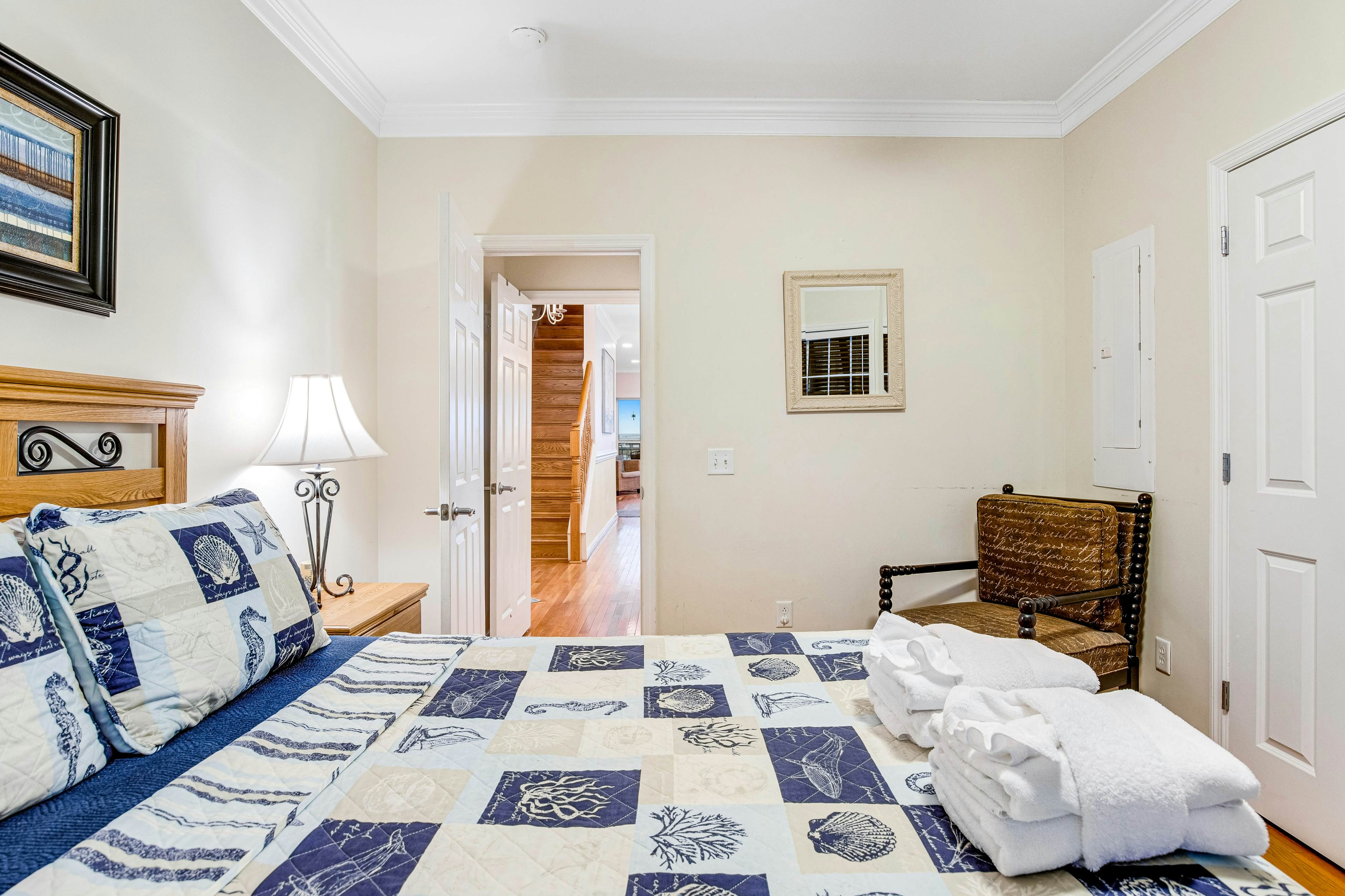 Townhouse with marsh & river views - access to crabbing dock & pool