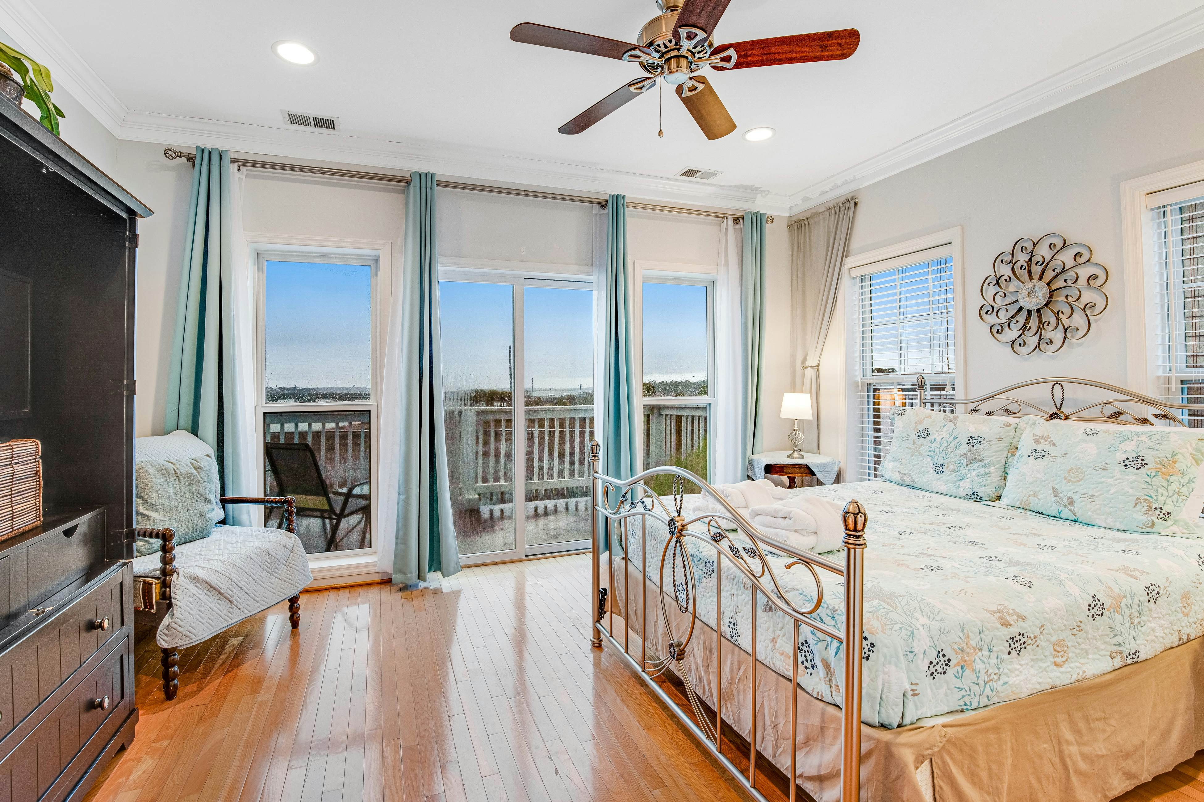 Townhouse with marsh & river views - access to crabbing dock & pool