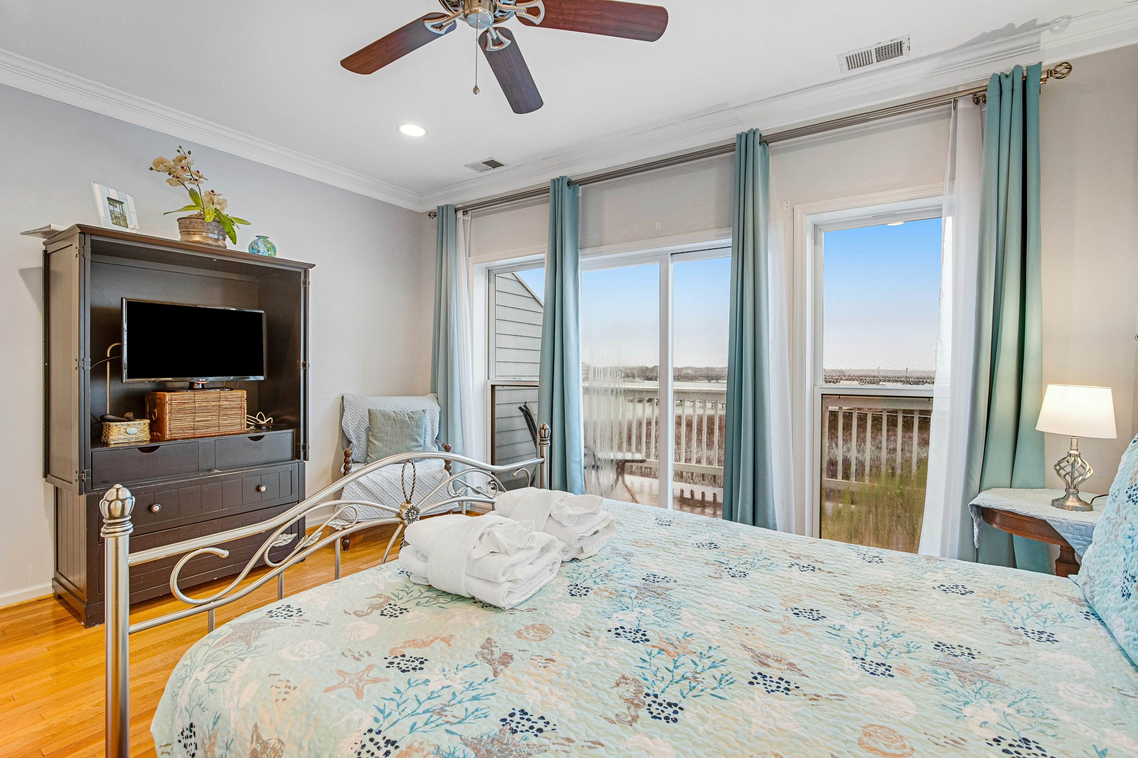 Townhouse with marsh & river views - access to crabbing dock & pool