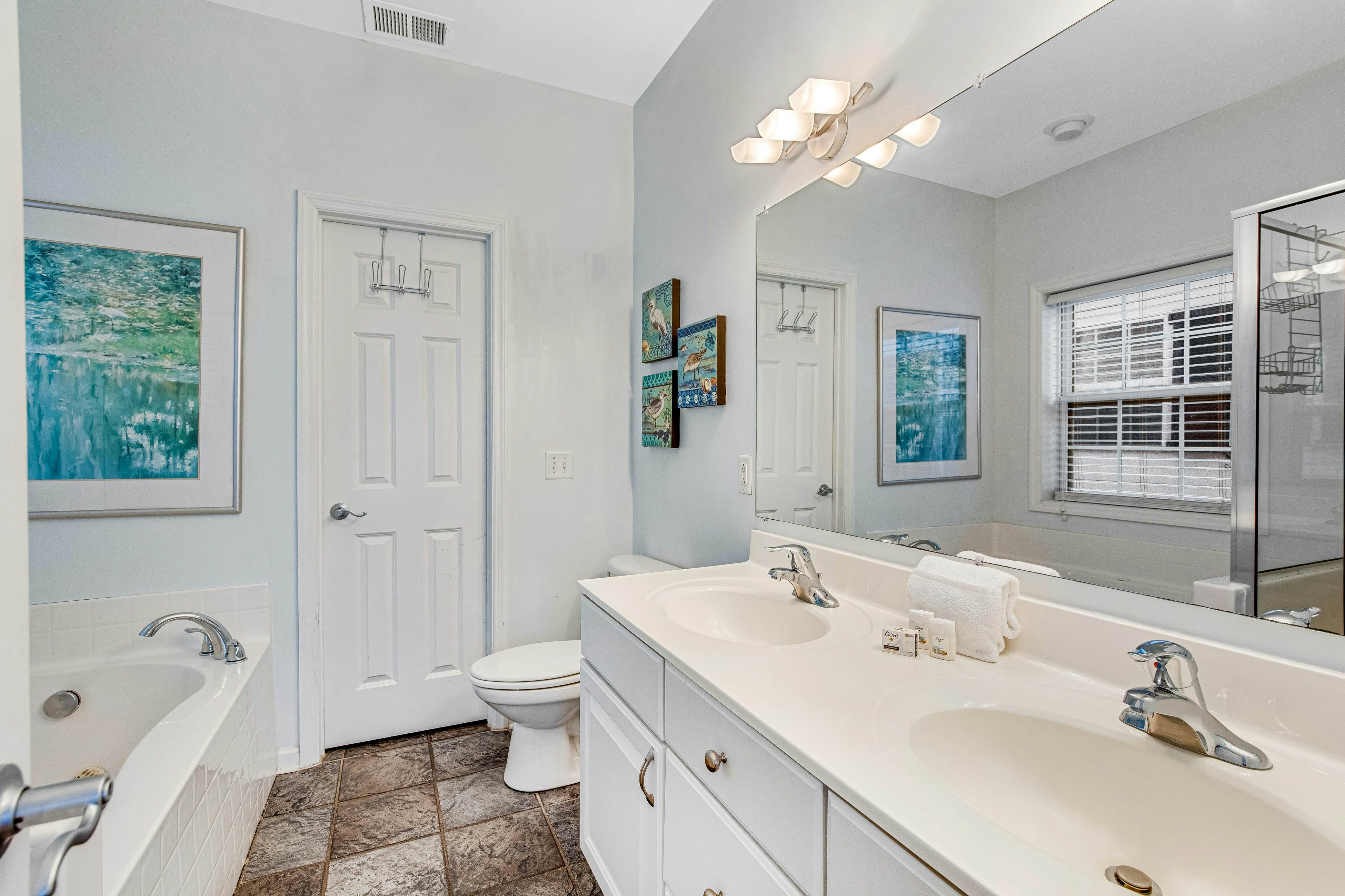 Townhouse with marsh & river views - access to crabbing dock & pool