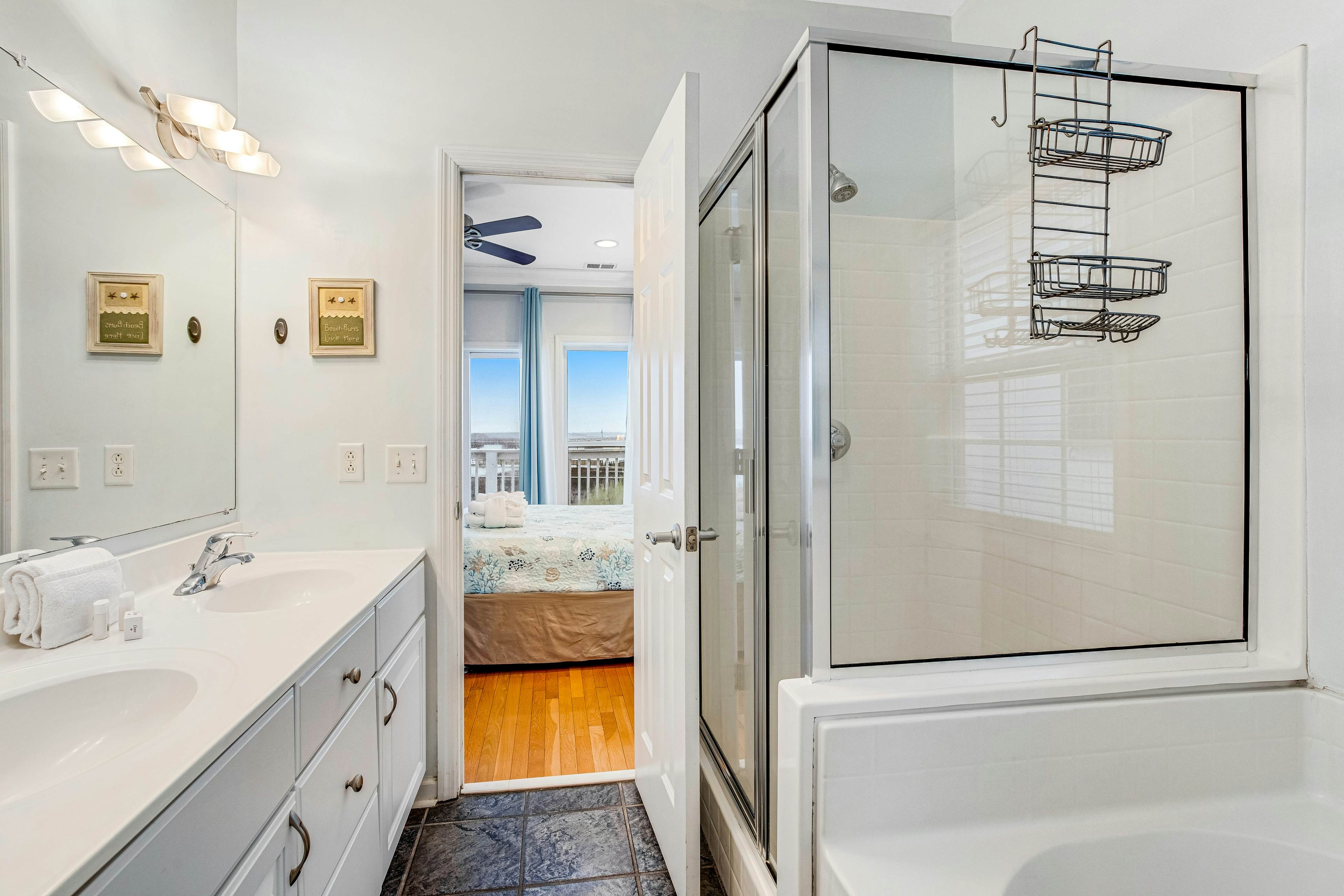 Townhouse with marsh & river views - access to crabbing dock & pool