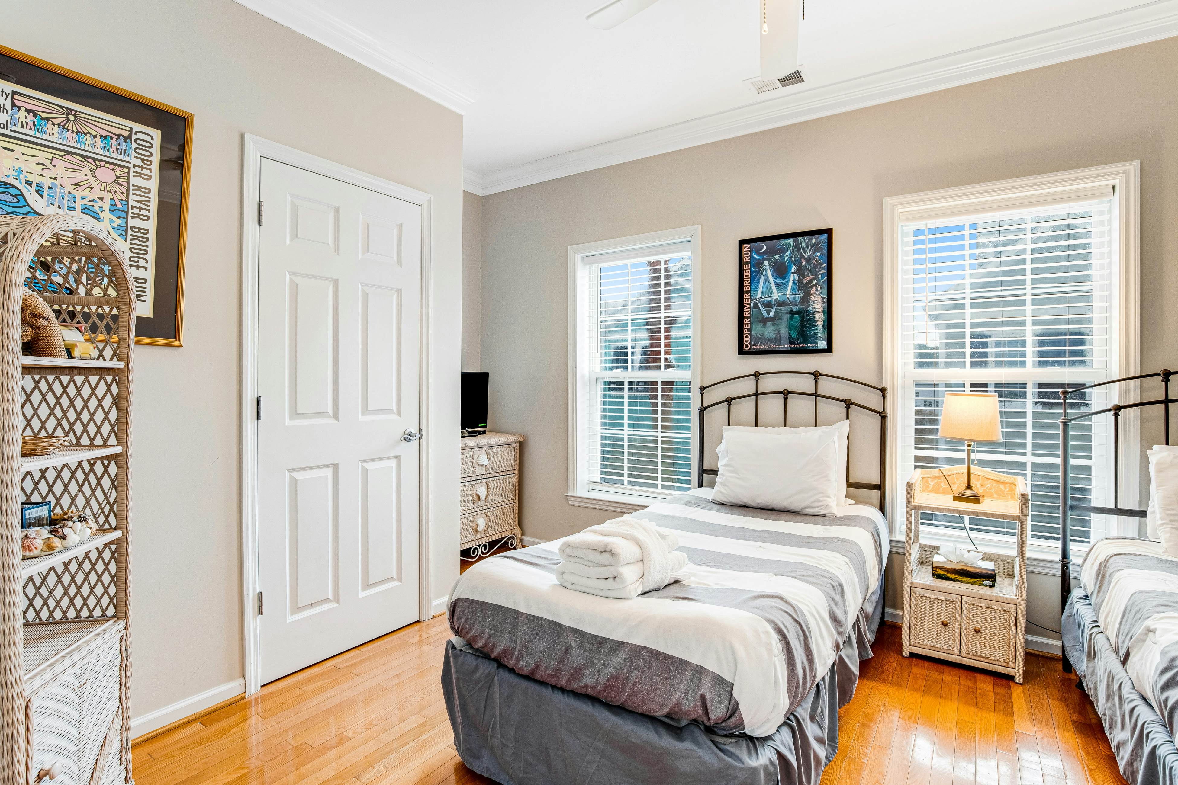 Townhouse with marsh & river views - access to crabbing dock & pool