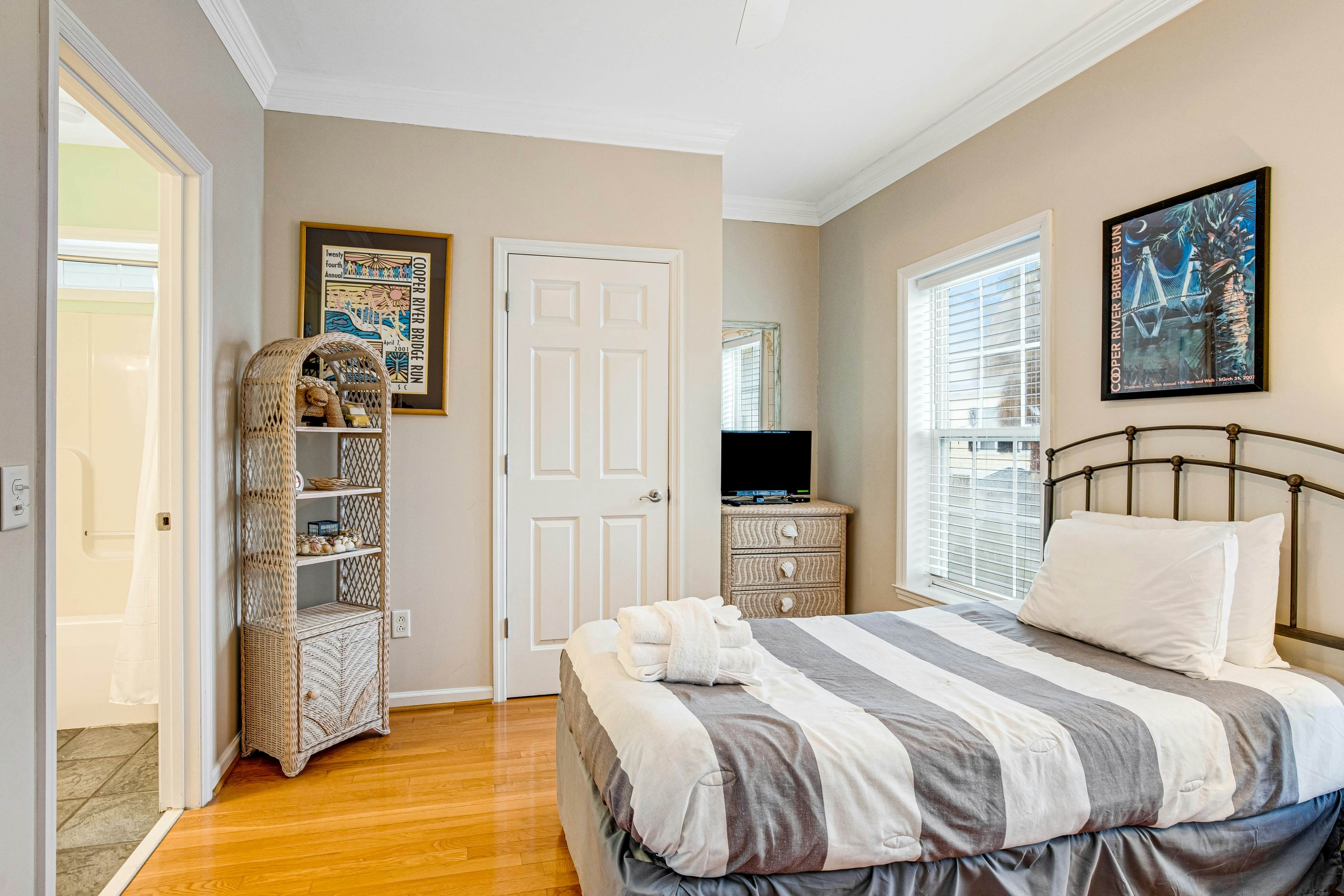 Townhouse with marsh & river views - access to crabbing dock & pool