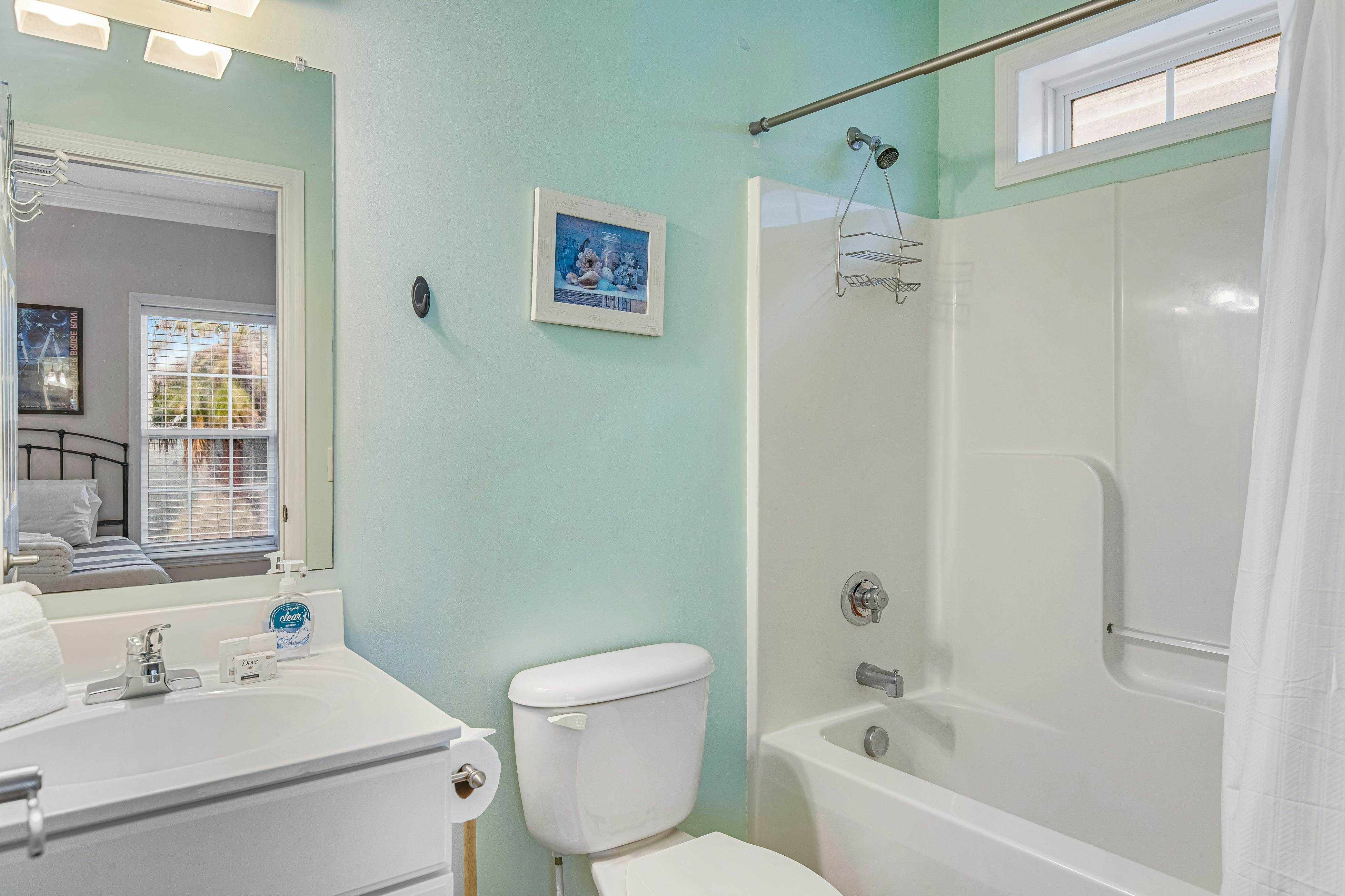 Townhouse with marsh & river views - access to crabbing dock & pool