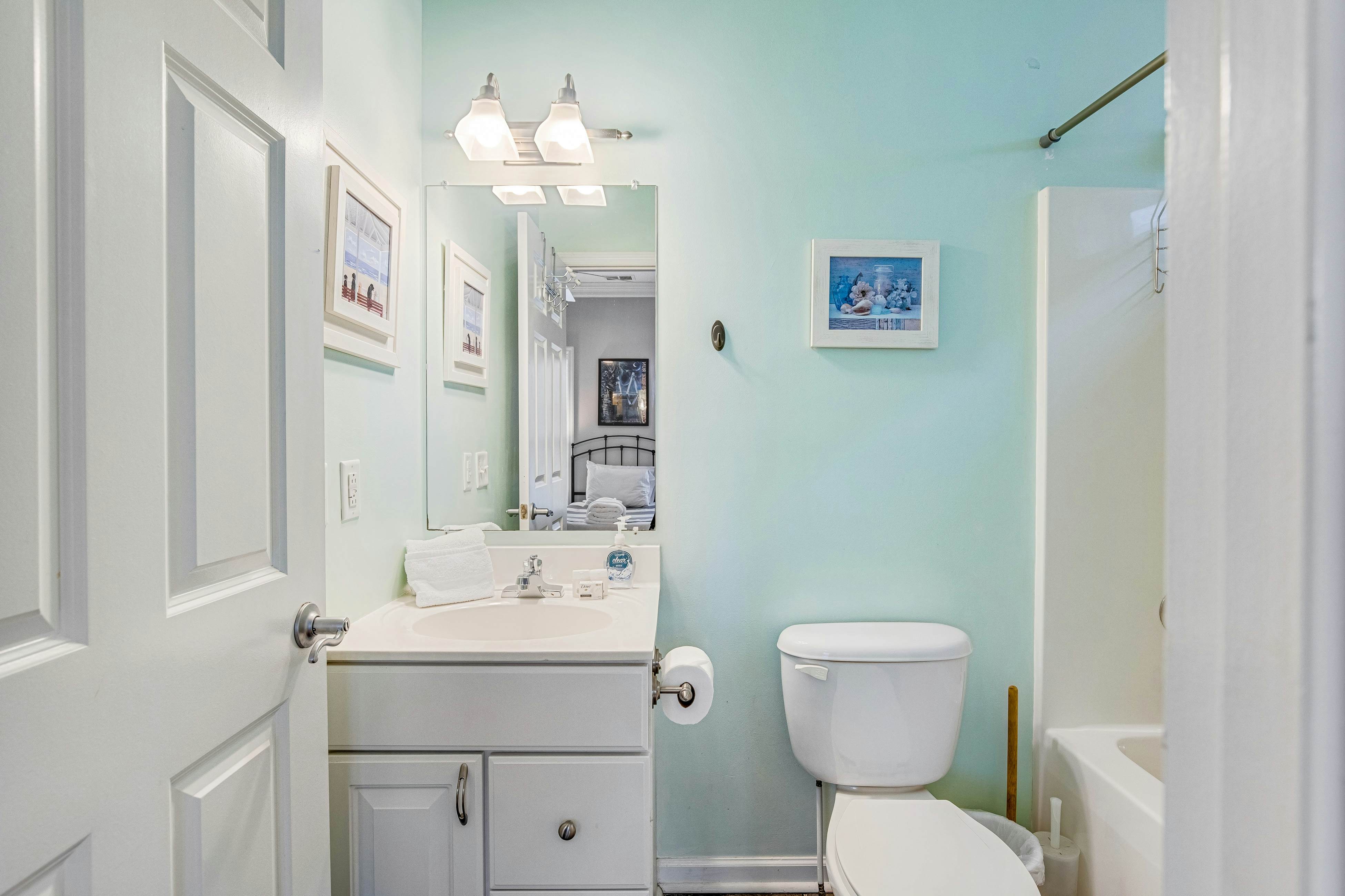 Townhouse with marsh & river views - access to crabbing dock & pool