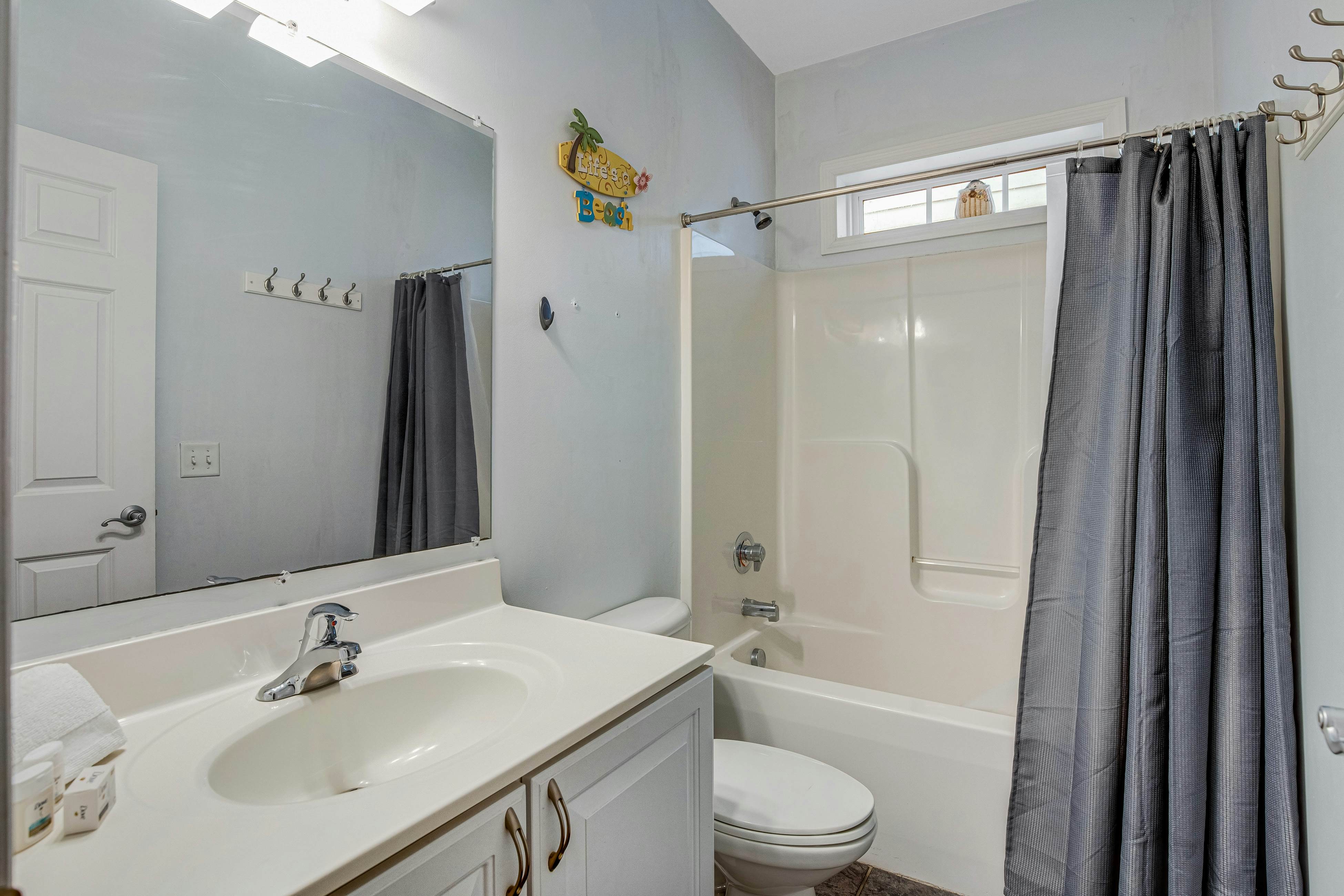 Townhouse with marsh & river views - access to crabbing dock & pool