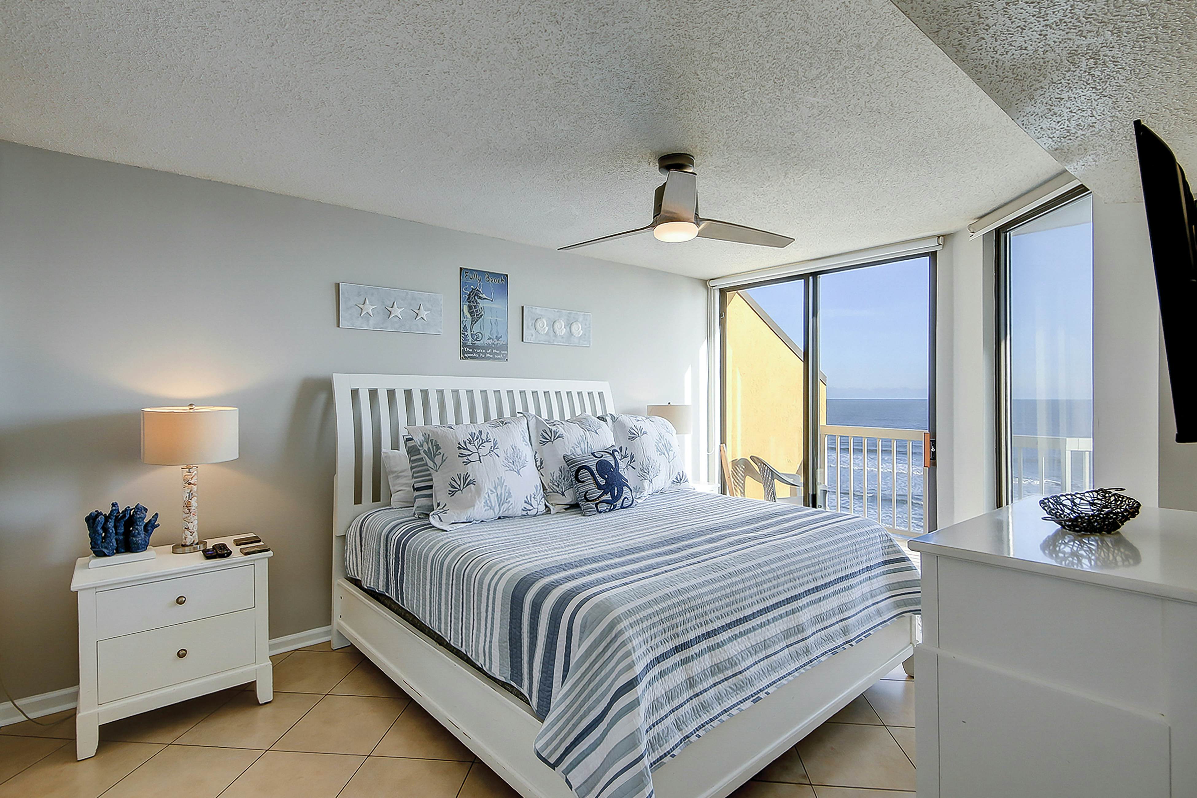 Oceanfront villa with incredible views, balcony & 2 community pools