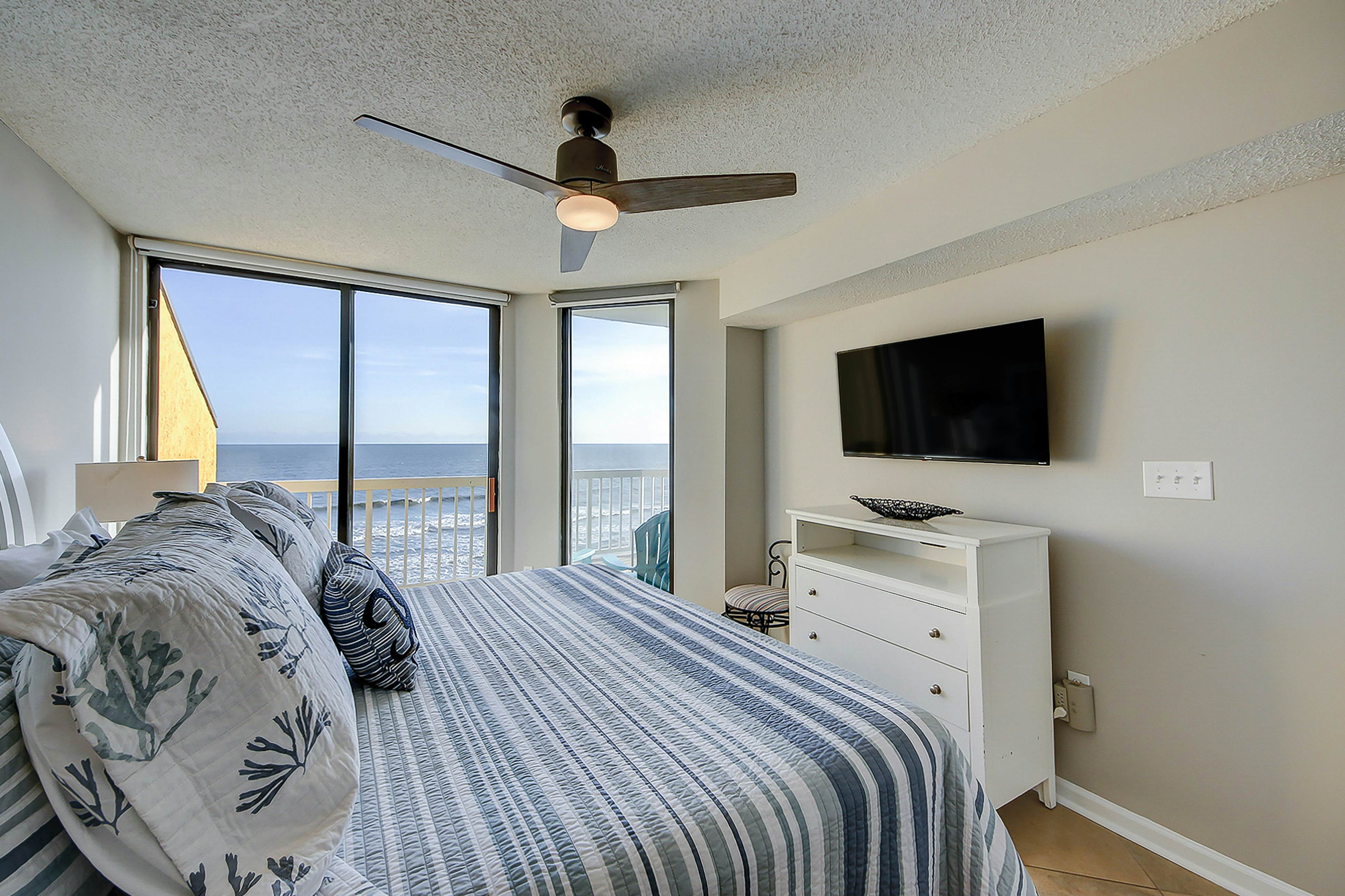 Oceanfront villa with incredible views, balcony & 2 community pools