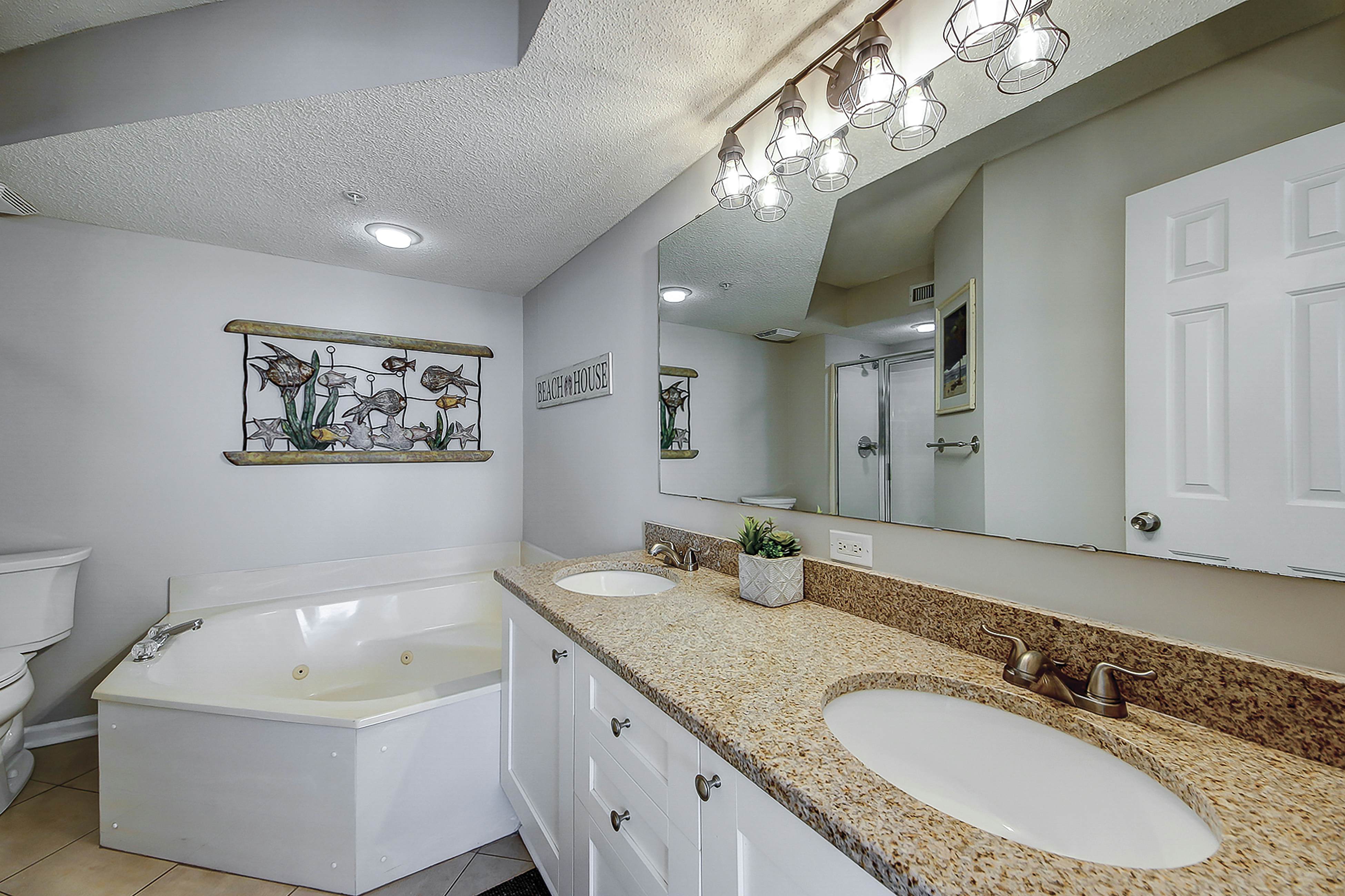 Oceanfront villa with incredible views, balcony & 2 community pools