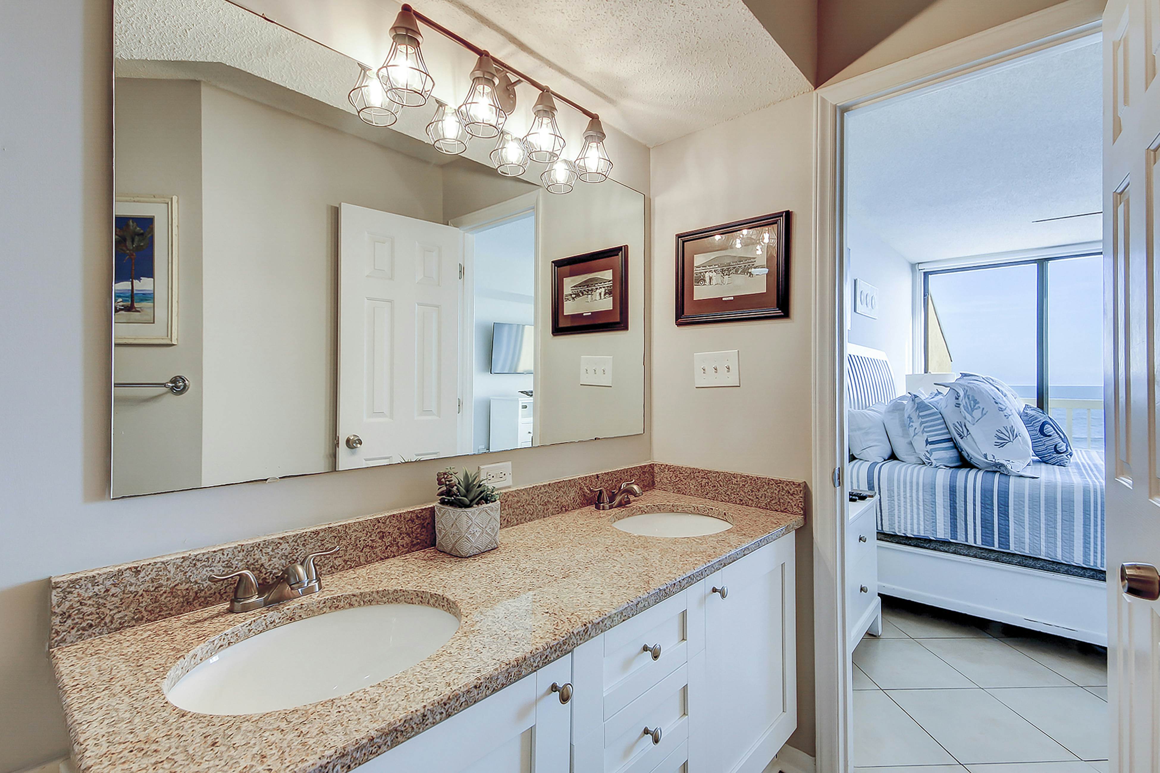 Oceanfront villa with incredible views, balcony & 2 community pools