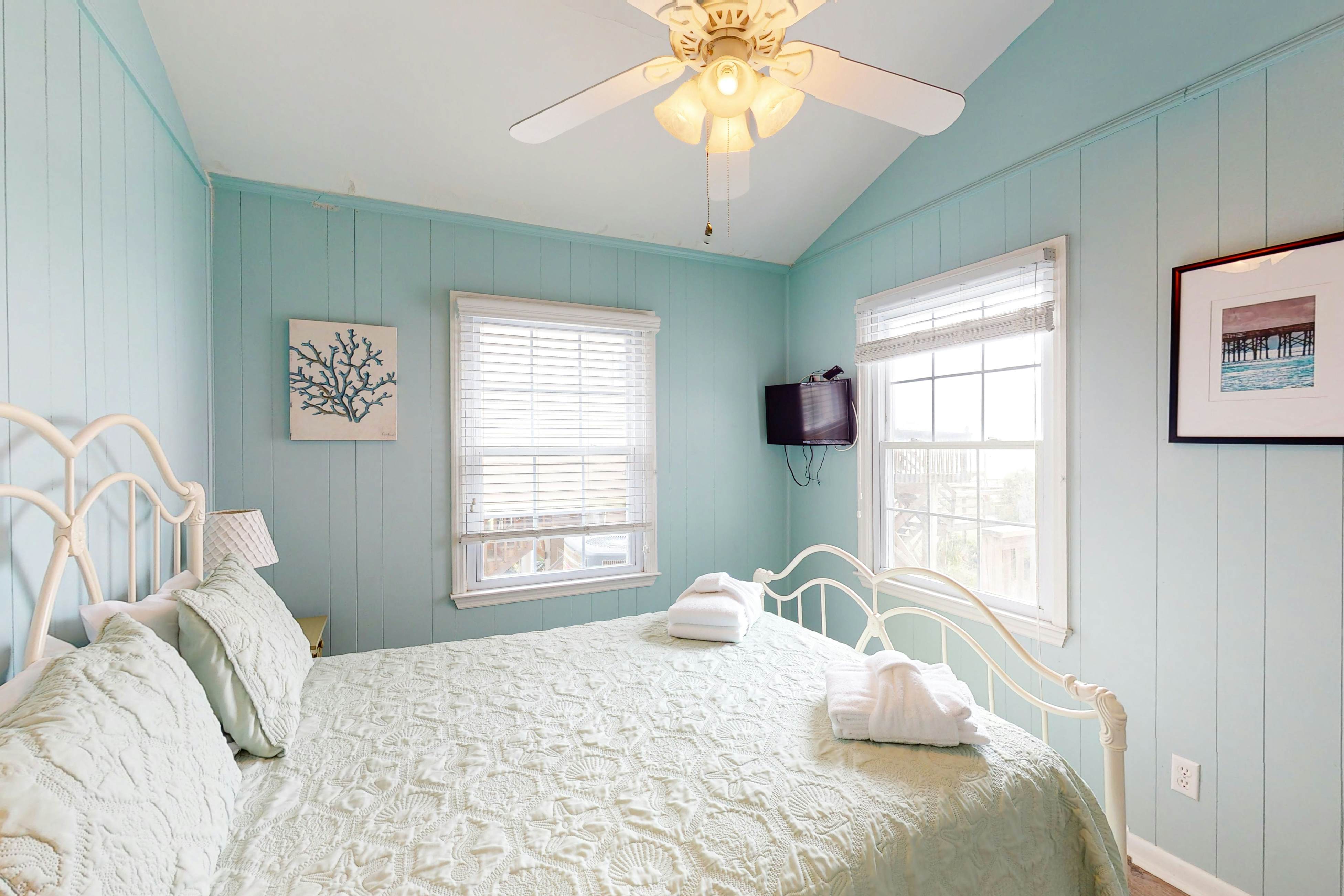 Oceanfront home with WiFi, full kitchen, & deck that spans the side of the home