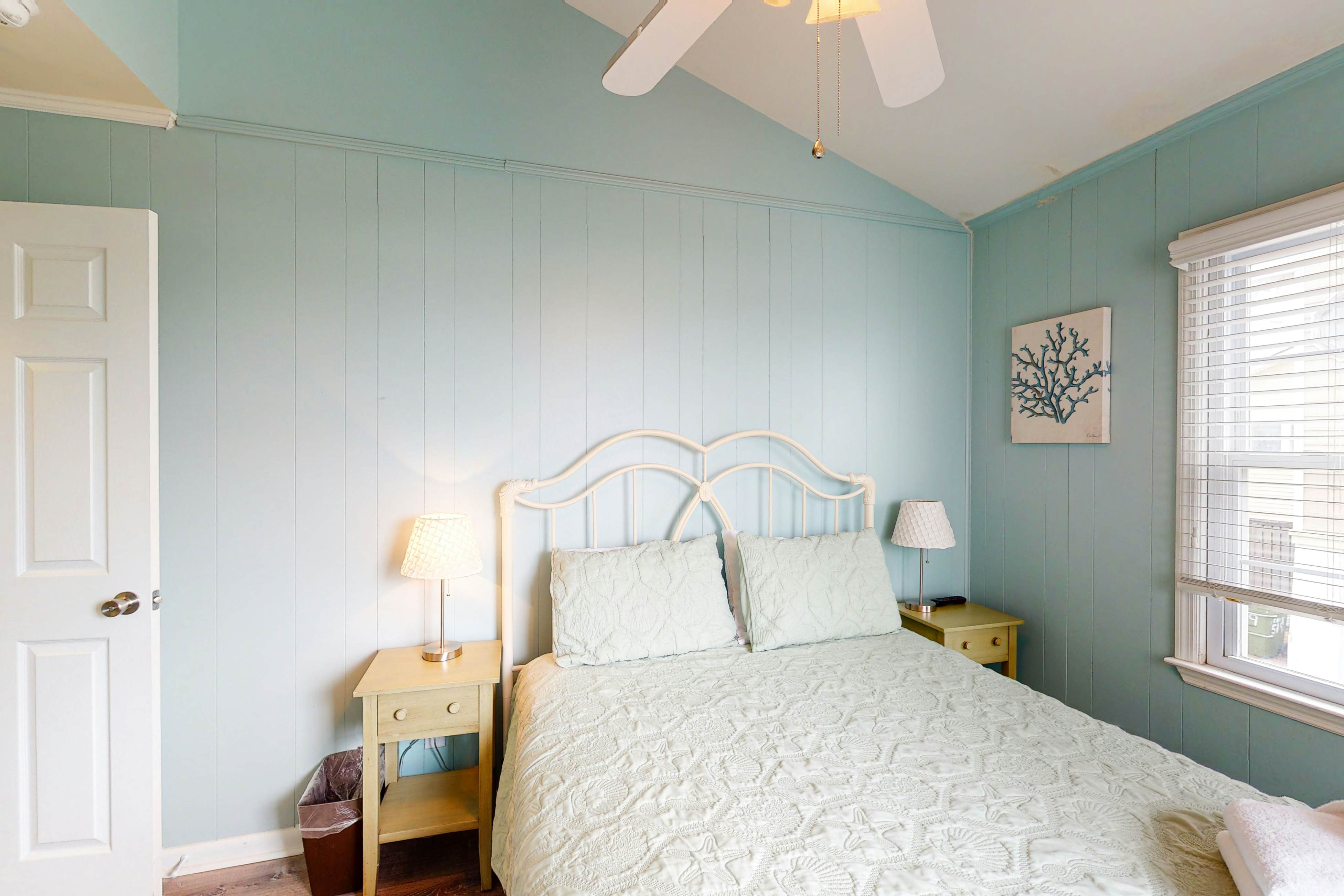 Oceanfront home with WiFi, full kitchen, & deck that spans the side of the home