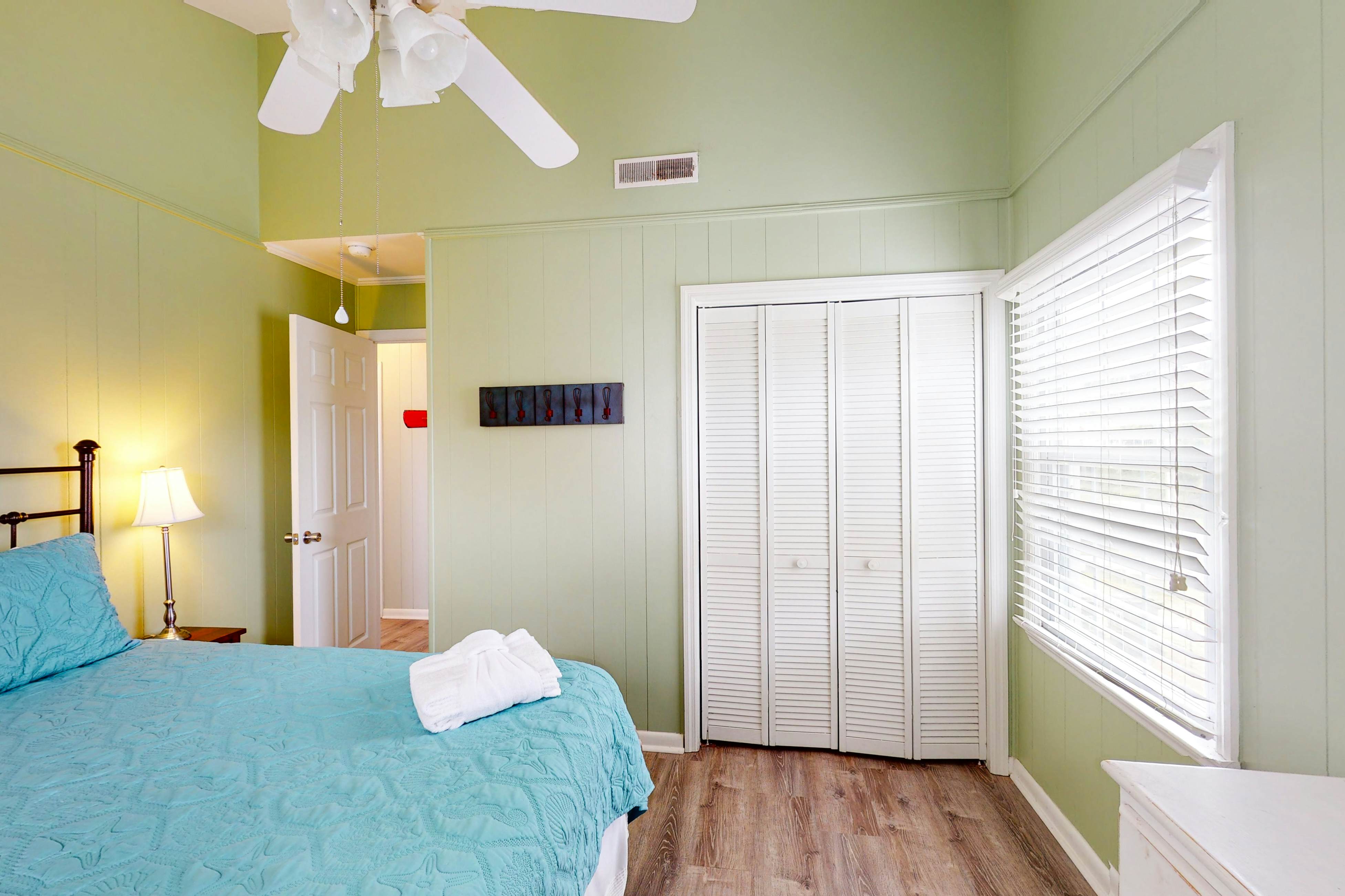 Oceanfront home with WiFi, full kitchen, & deck that spans the side of the home