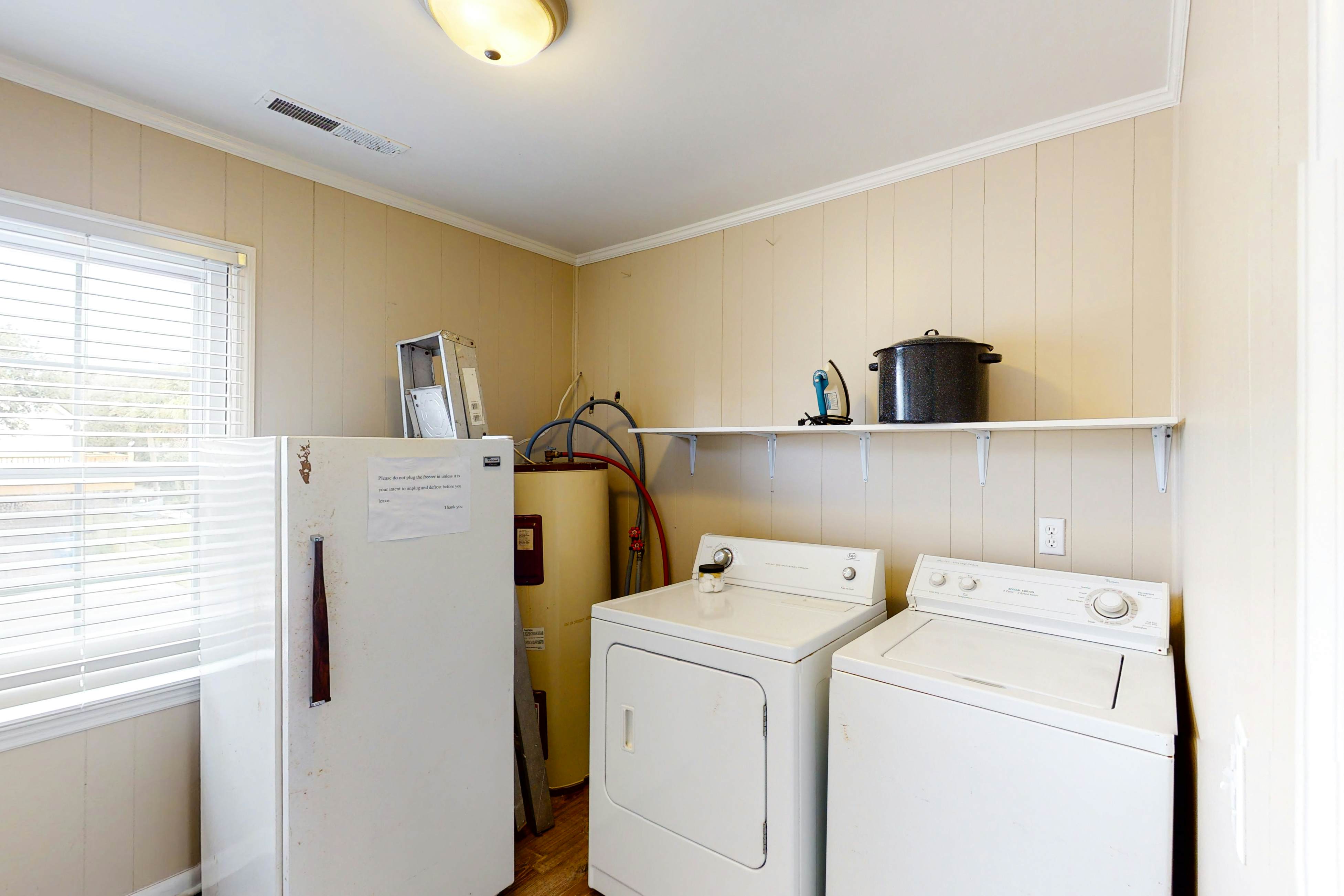 Oceanfront home with WiFi, full kitchen, & deck that spans the side of the home
