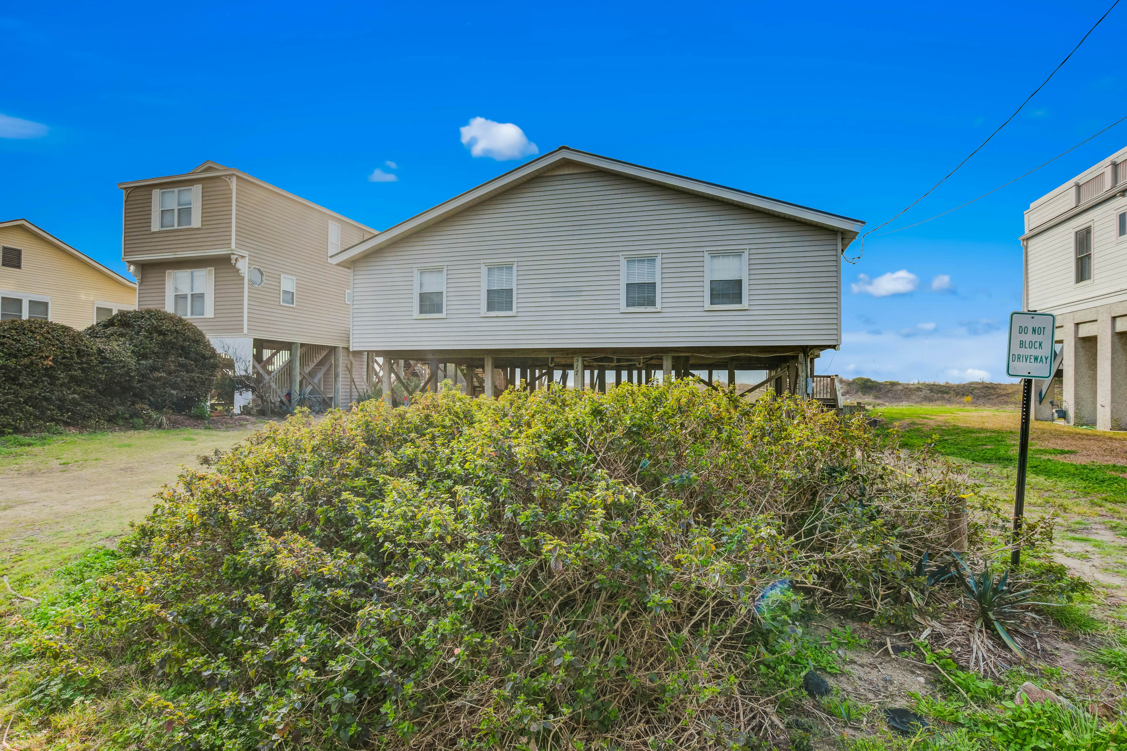 Oceanfront home with WiFi, full kitchen, & deck that spans the side of the home