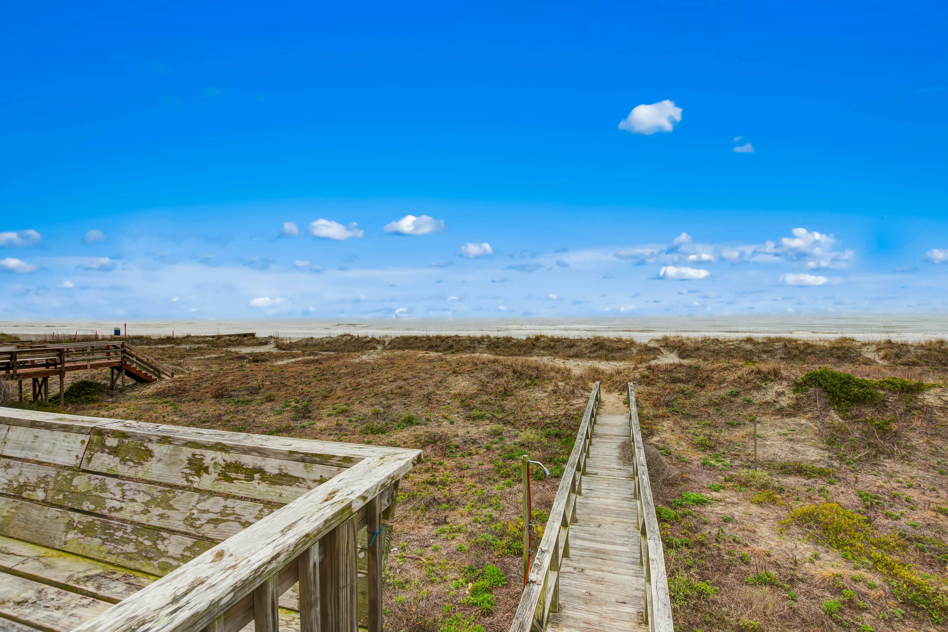 Oceanfront home with WiFi, full kitchen, & deck that spans the side of the home